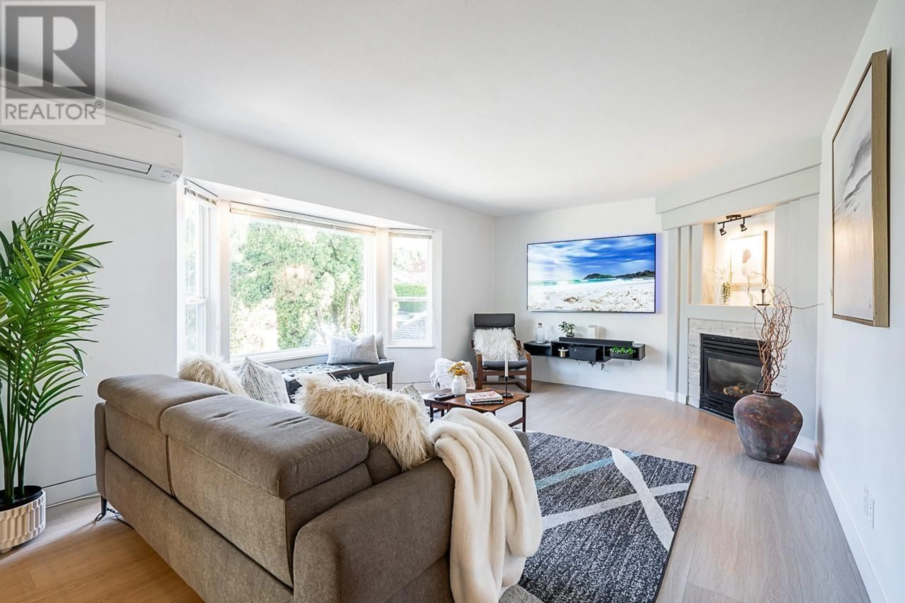 Living room for 21124 GLENWOOD AVENUE, Maple Ridge British Columbia V2X8K5
