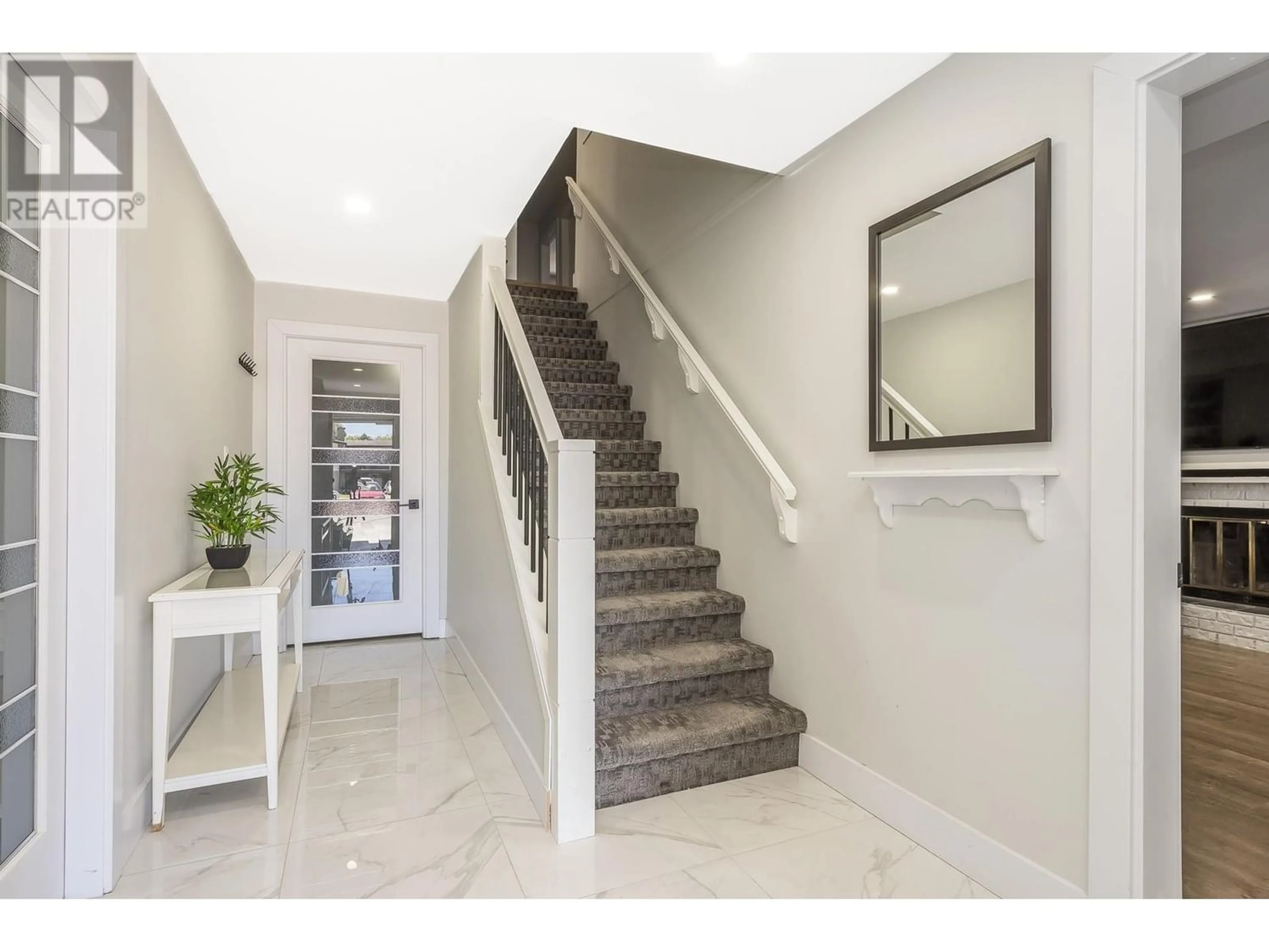 Indoor entryway for 7331 LOMBARD ROAD, Richmond British Columbia V7C3M9