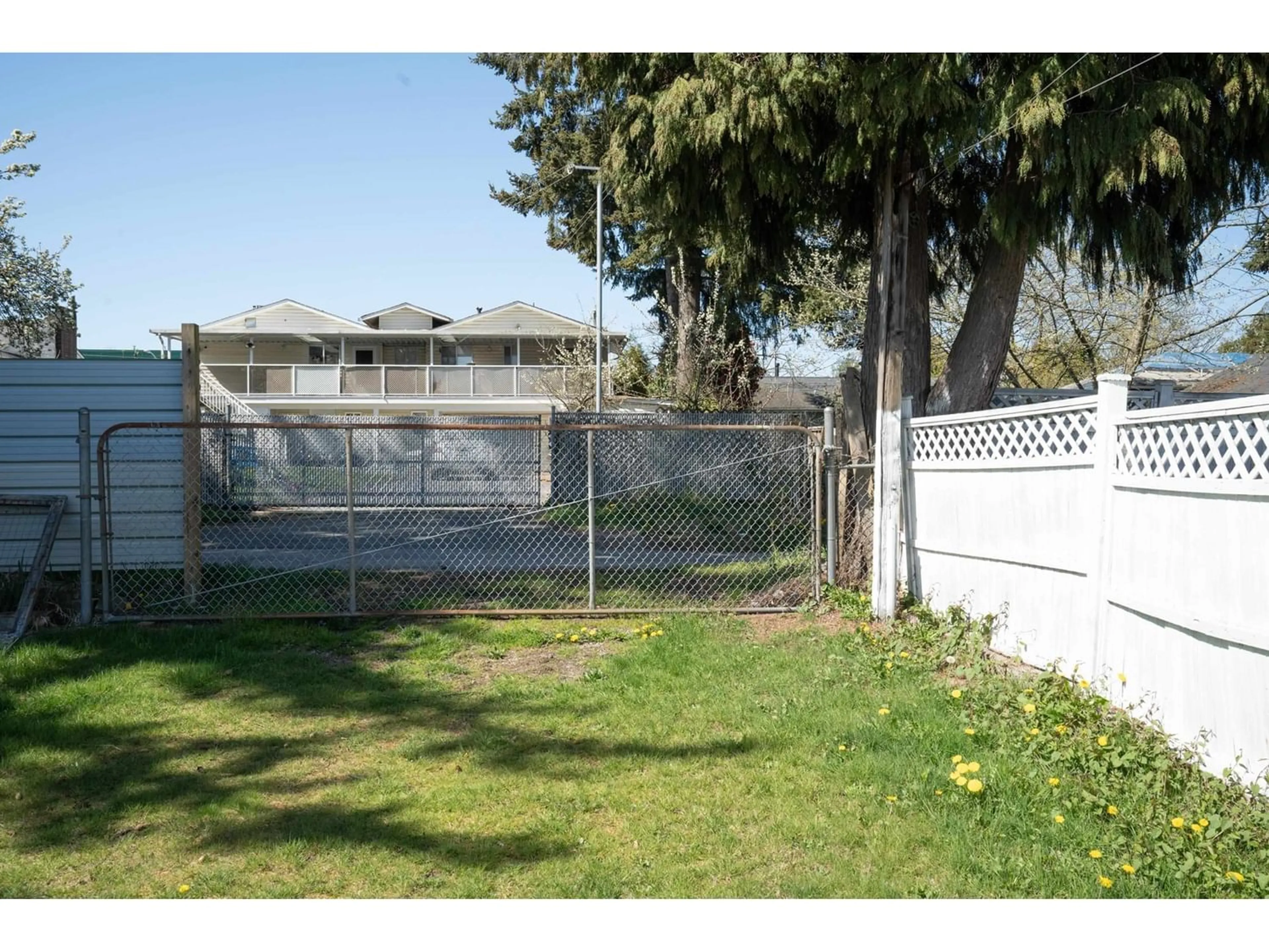 Fenced yard for 10565 132 STREET, Surrey British Columbia V3T3V5