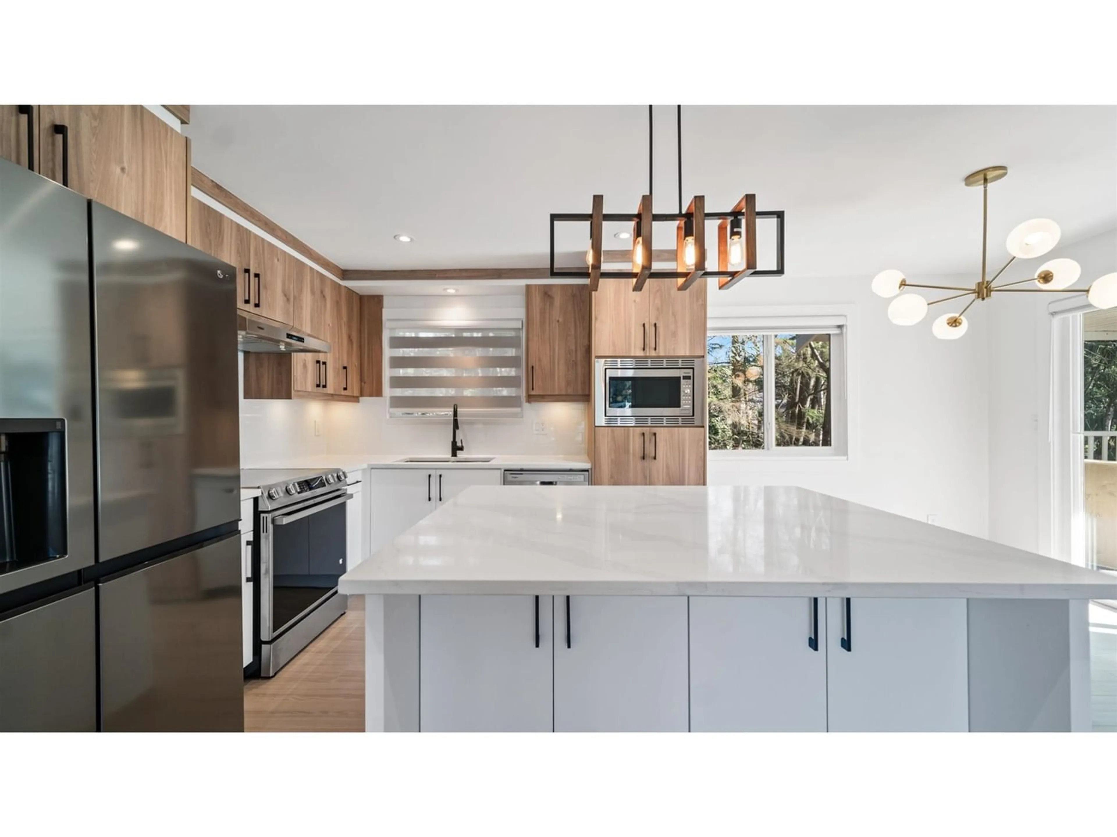 Contemporary kitchen for 35271 WELLS GRAY COURT, Abbotsford British Columbia V2S5X4