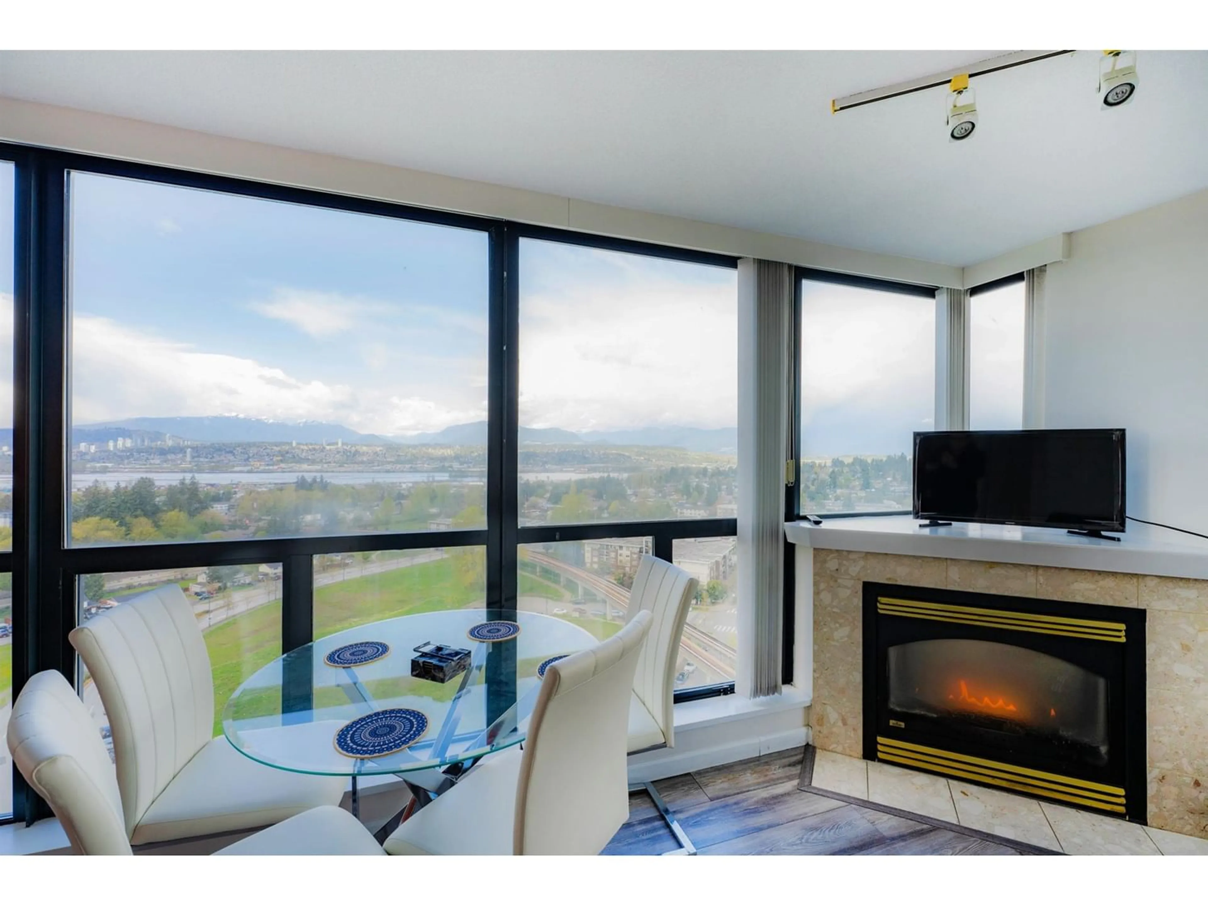 Living room with furniture, unknown for 1906 10899 UNIVERSITY DRIVE, Surrey British Columbia V3T5V2