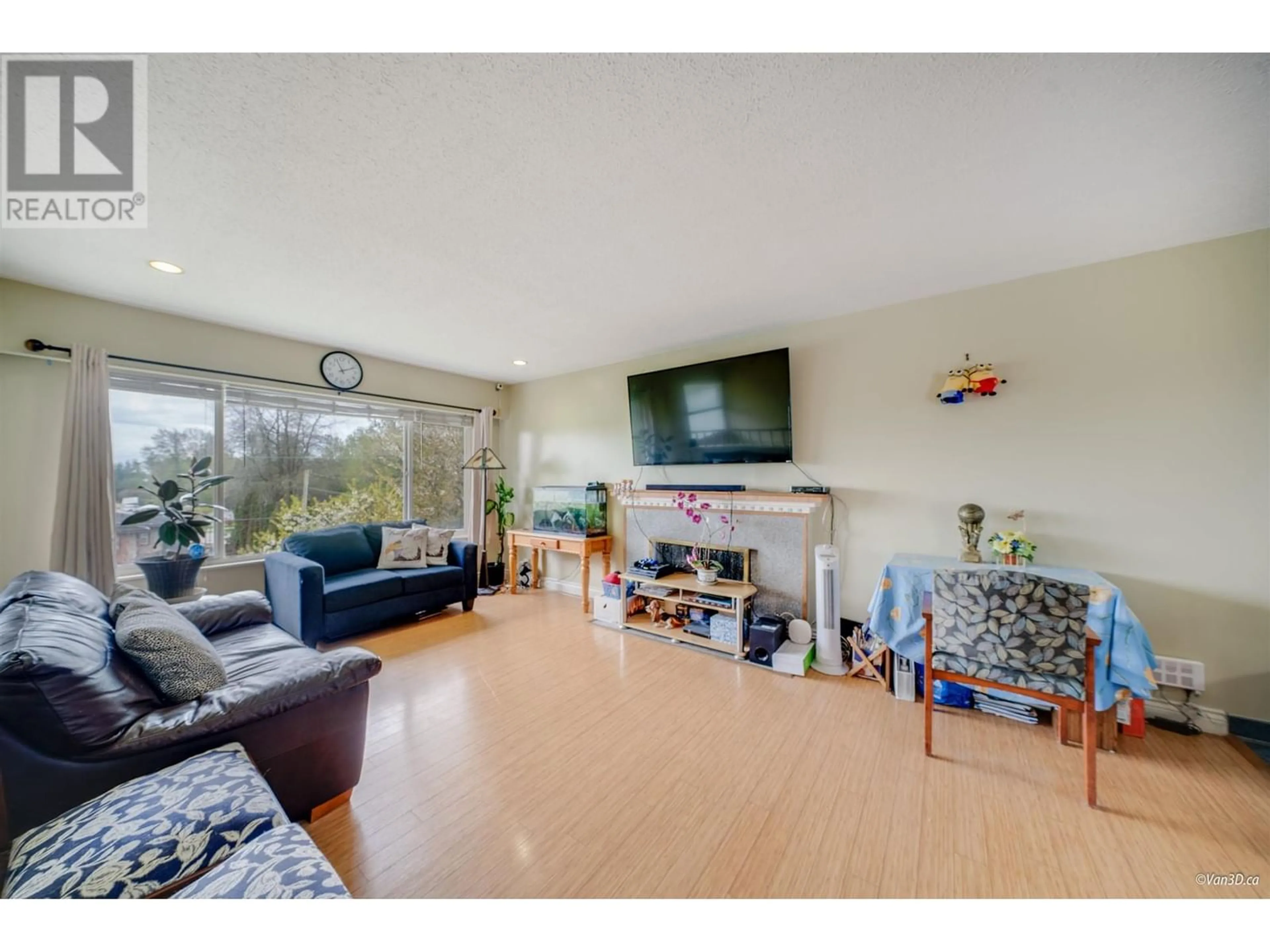 Living room, wood floors for 5079 MARINE DRIVE, Burnaby British Columbia V5J3G5