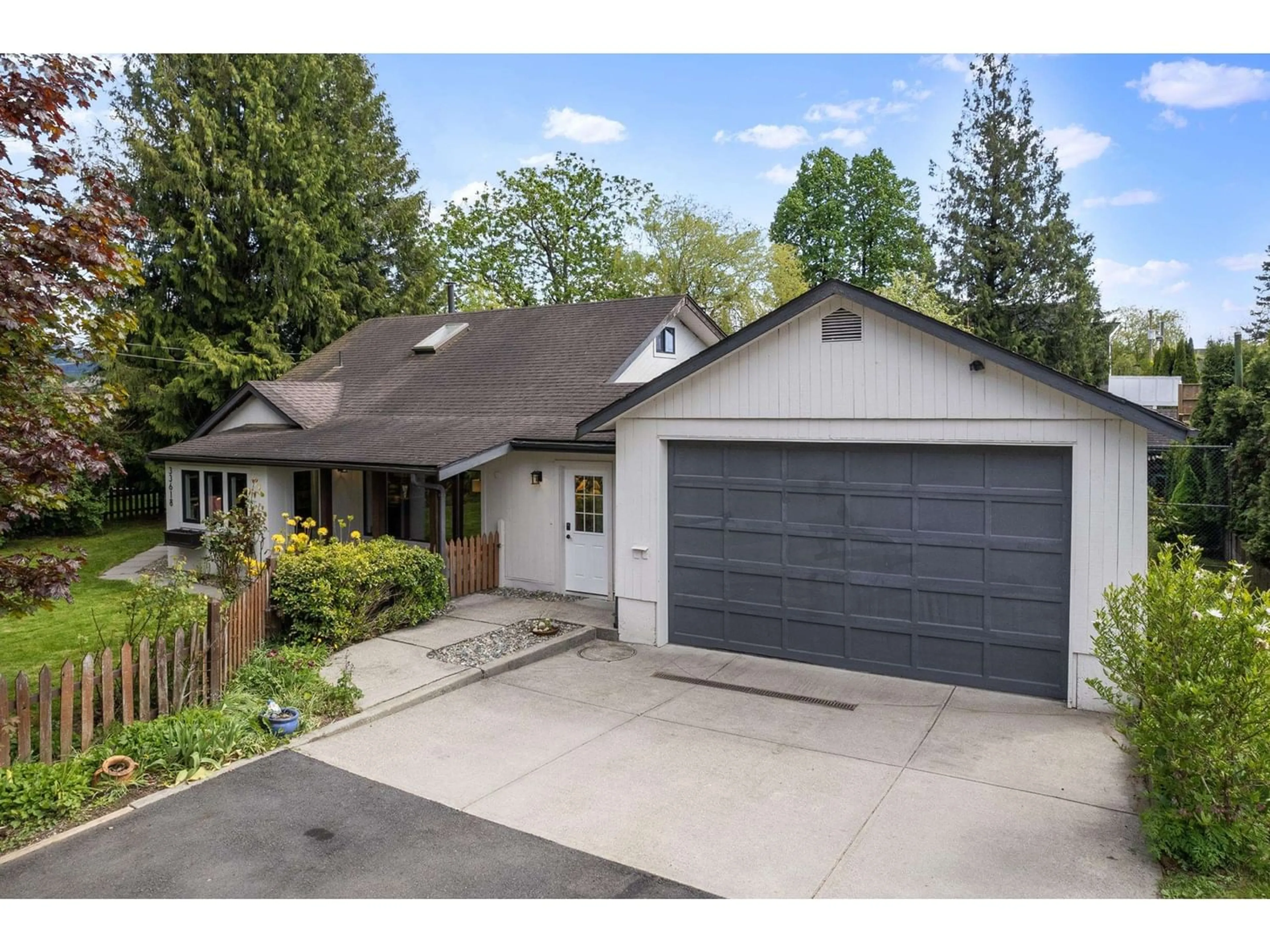 Frontside or backside of a home for 33618 GRACE AVENUE, Abbotsford British Columbia V4X1T7