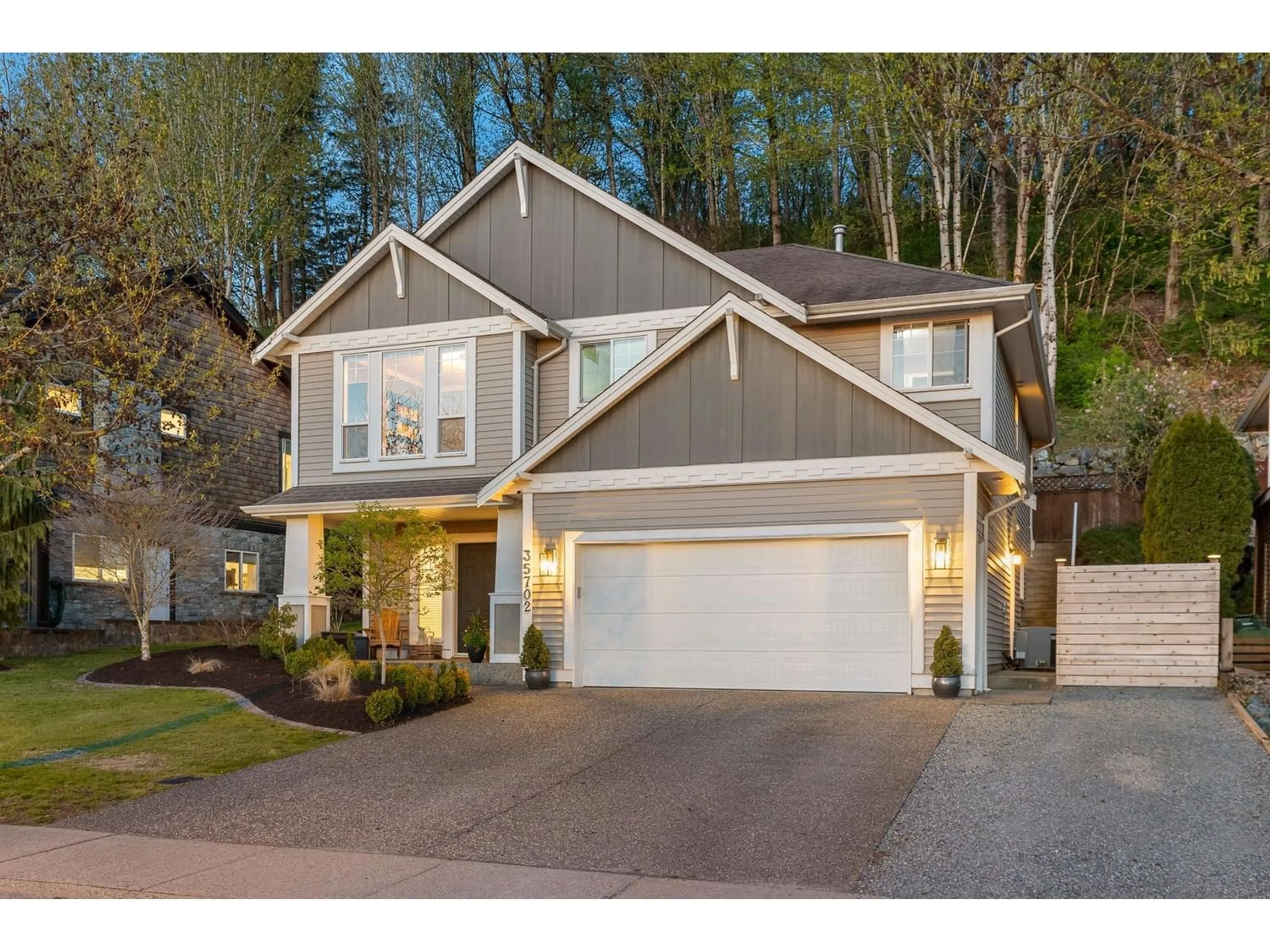 Frontside or backside of a home for 35702 HAWKSVIEW PLACE, Abbotsford British Columbia V3G2Y1