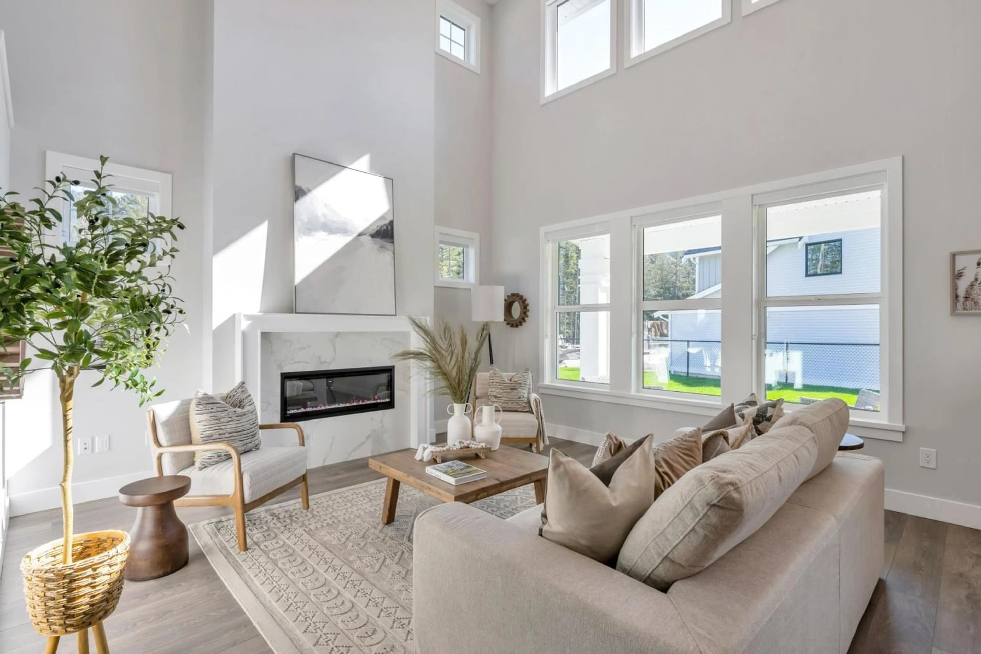 Indoor entryway, wood floors for 1970 SPARROW HAWK PLACE|Mt Woodside, Agassiz British Columbia V0M1A1