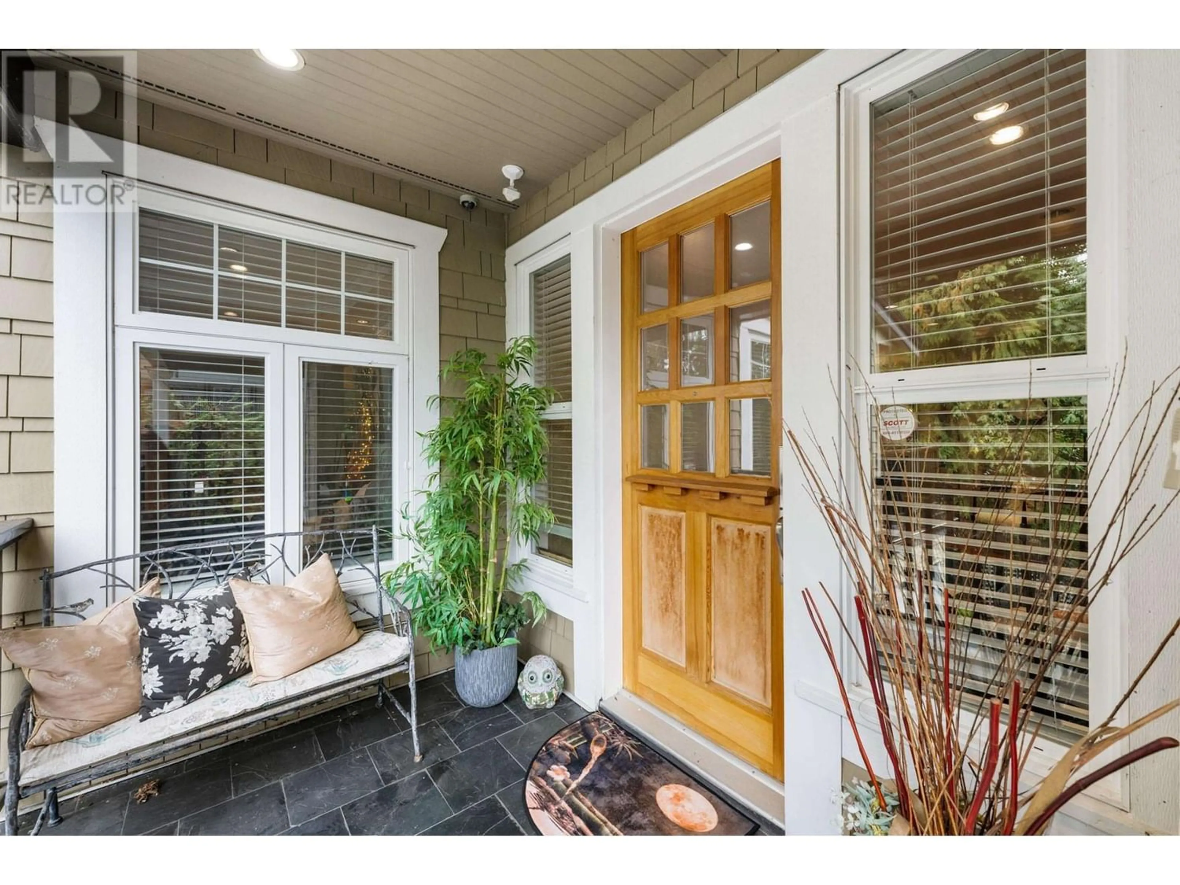 Indoor entryway for 5671 WESTPORT ROAD, West Vancouver British Columbia V7W1V3