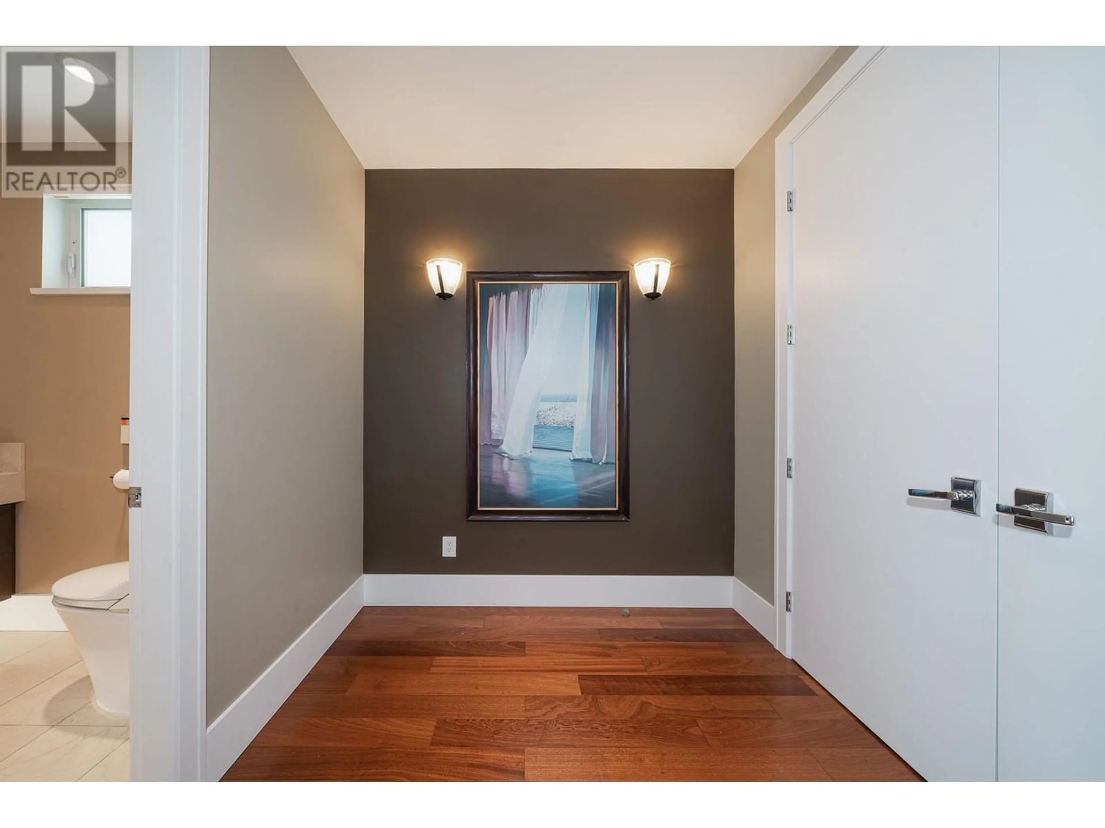 Indoor entryway for 482 GENOA CRESCENT, North Vancouver British Columbia V7N3B7