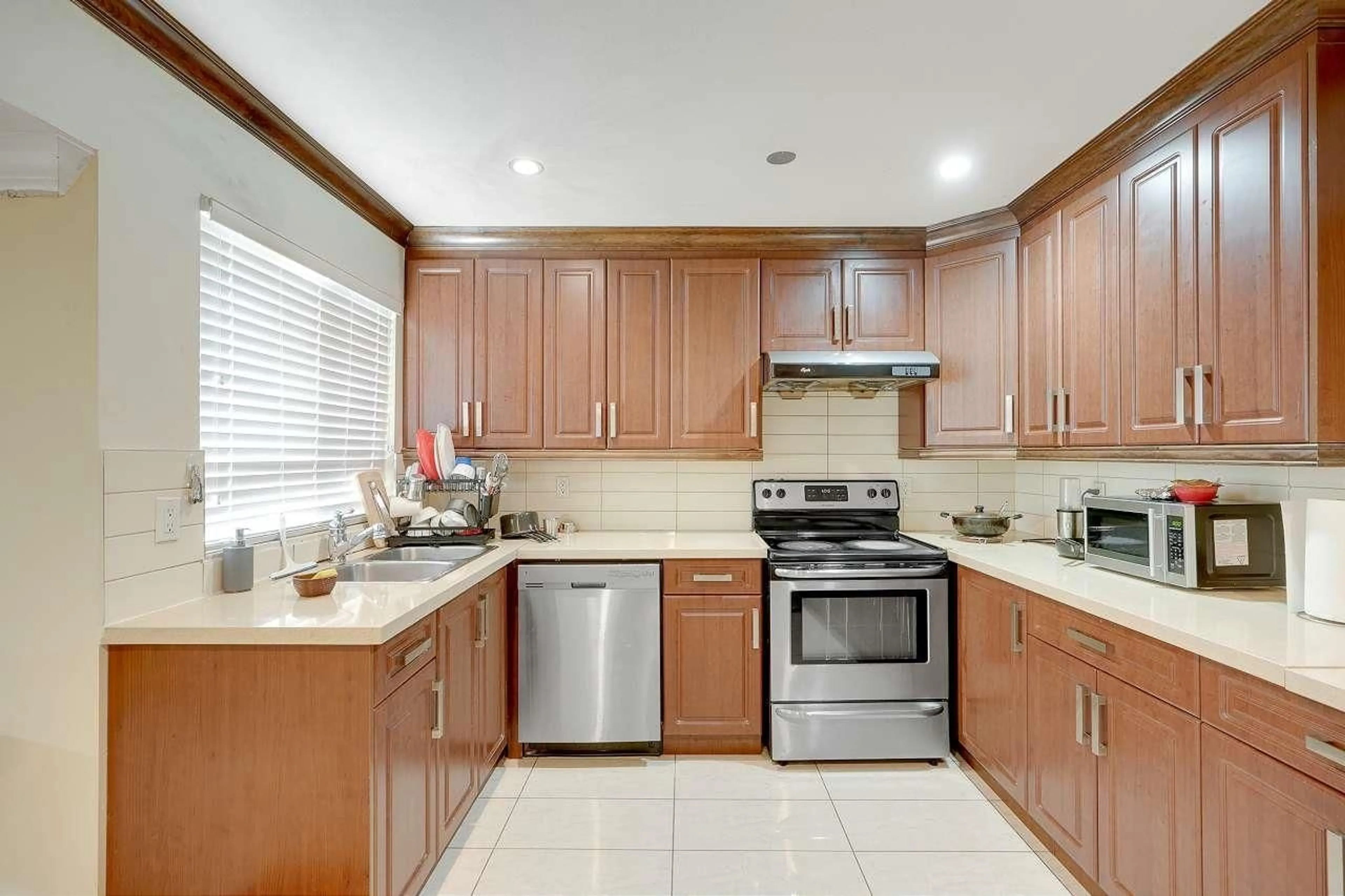 Standard kitchen for 7910 126A STREET, Surrey British Columbia V3W7J9