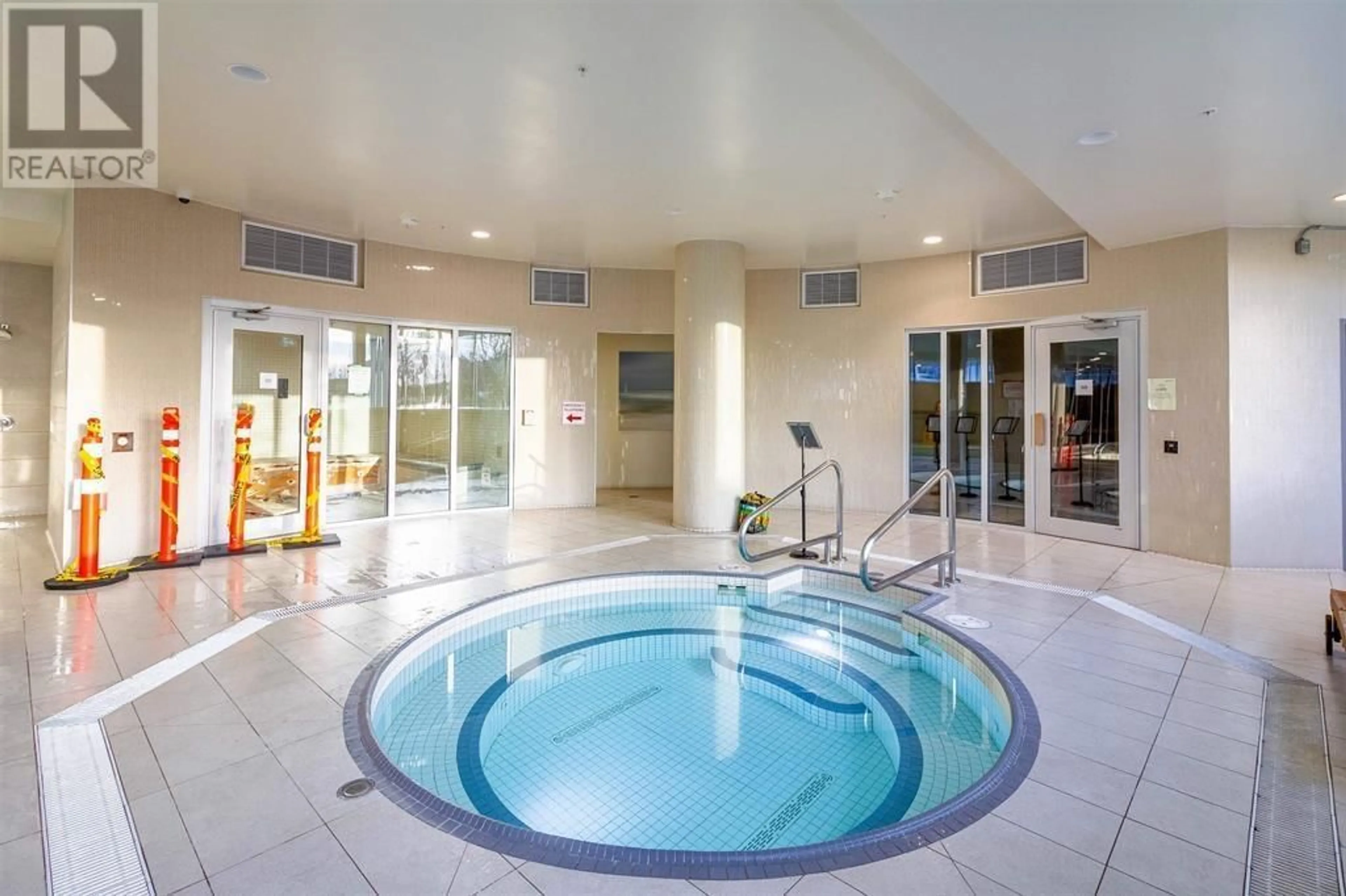 Indoor or outdoor pool for 4109 1788 GILMORE AVENUE, Burnaby British Columbia V5C0L5