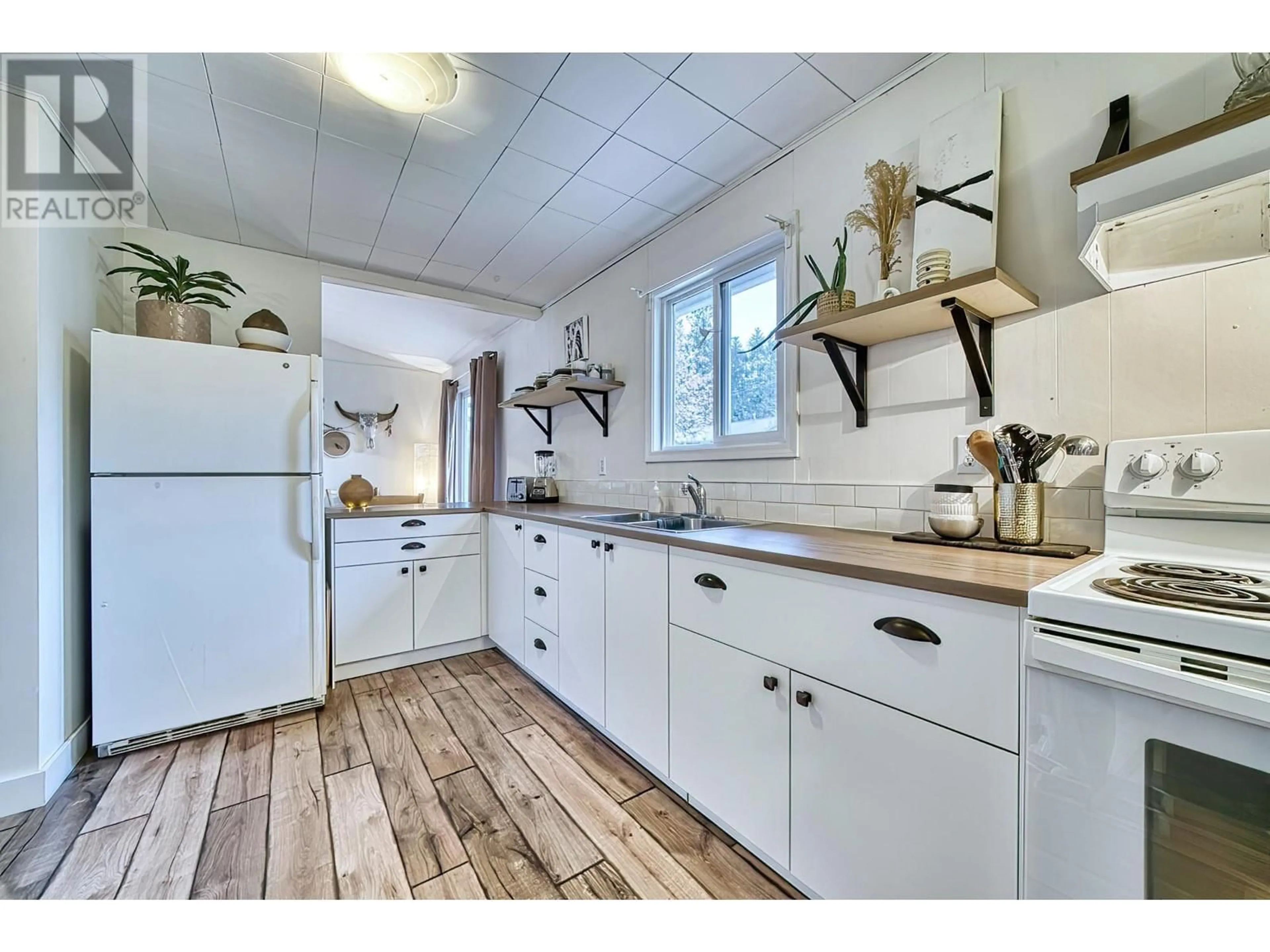 Kitchen, wood floors, cottage for 638/640 WYNGAERT ROAD, Gibsons British Columbia V0N1V9