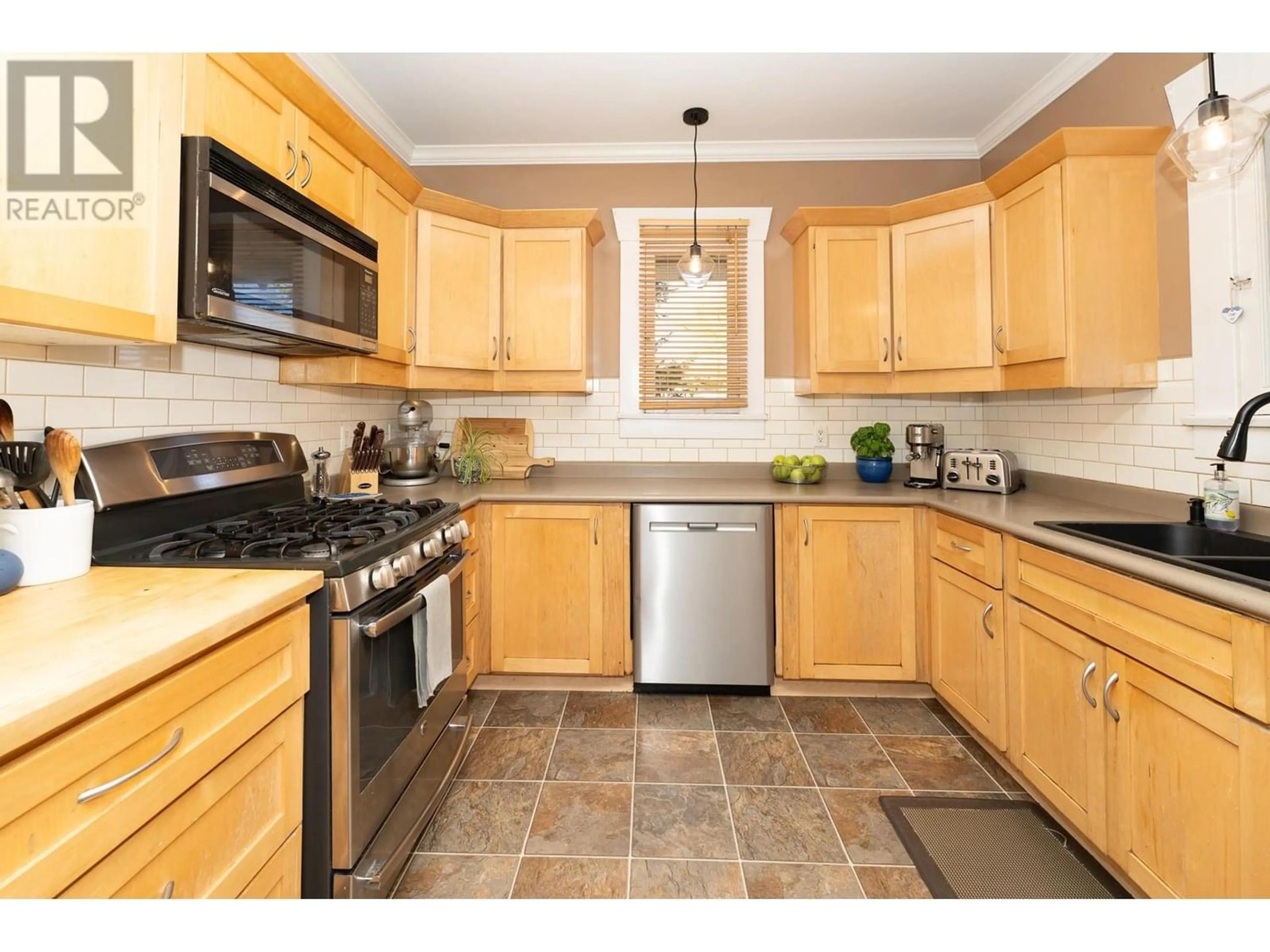 Standard kitchen for 12421 COLEMORE STREET, Maple Ridge British Columbia V2X5Z4