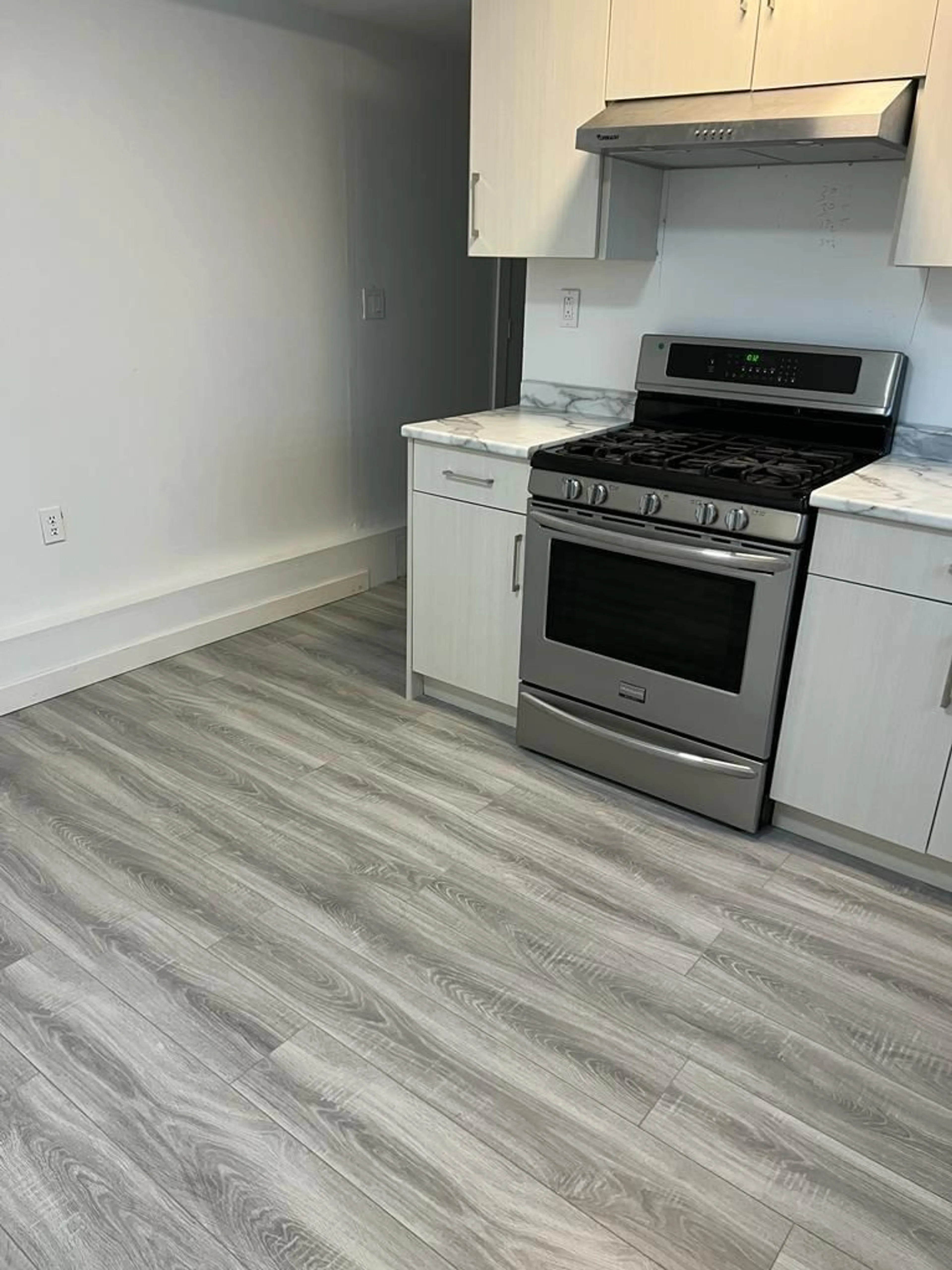 Standard kitchen for 18138 59A AVENUE, Surrey British Columbia V3S4V5