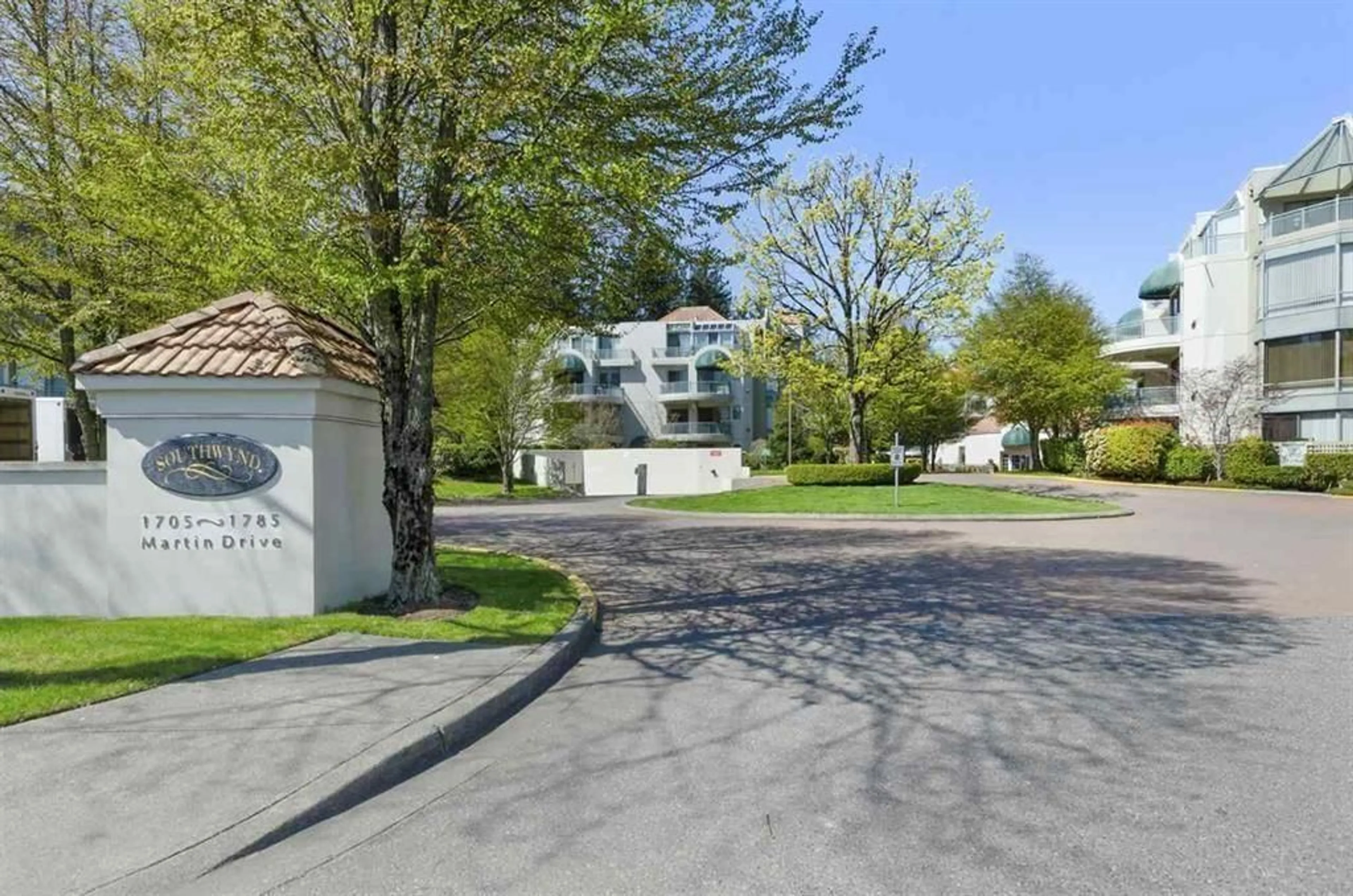 A pic from exterior of the house or condo for 406 1725 MARTIN DRIVE, Surrey British Columbia V4A9T5