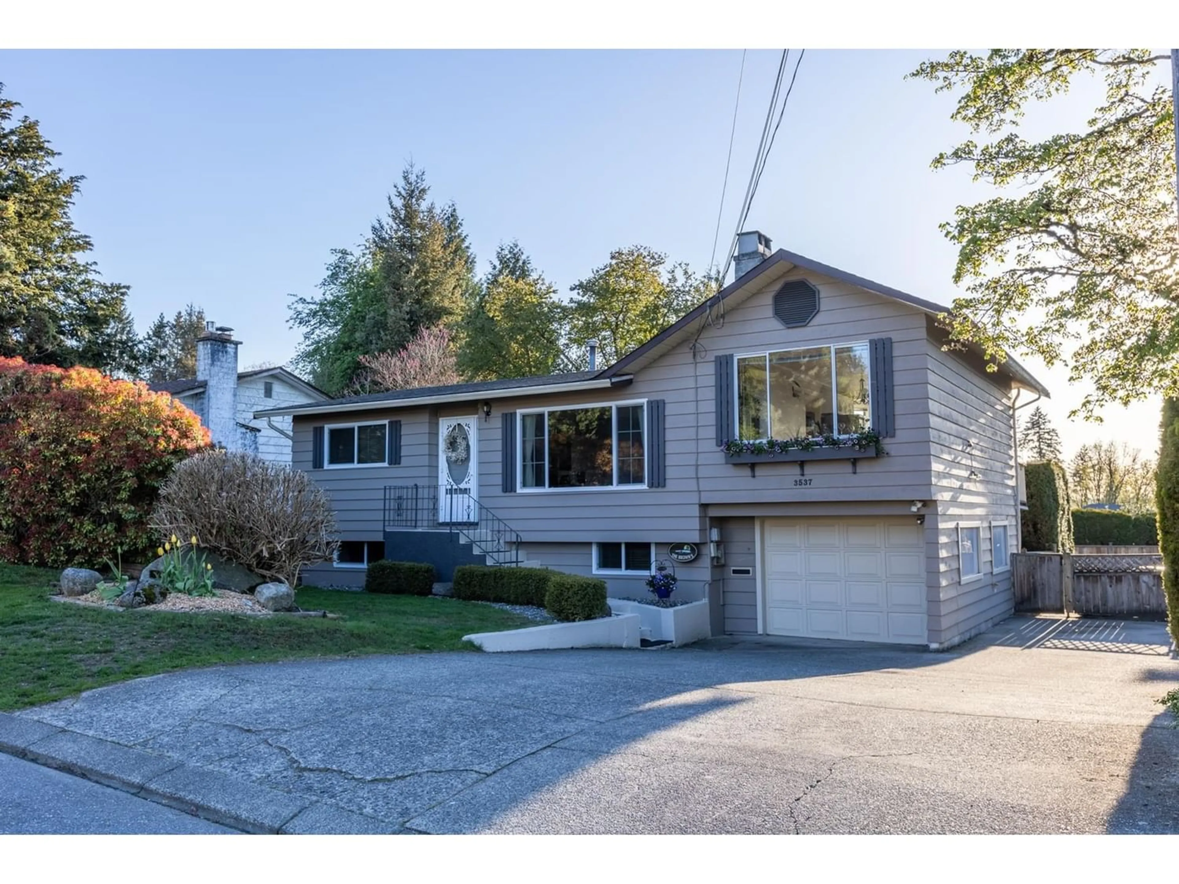 Frontside or backside of a home for 3537 WALDEN STREET, Abbotsford British Columbia V2S5B2
