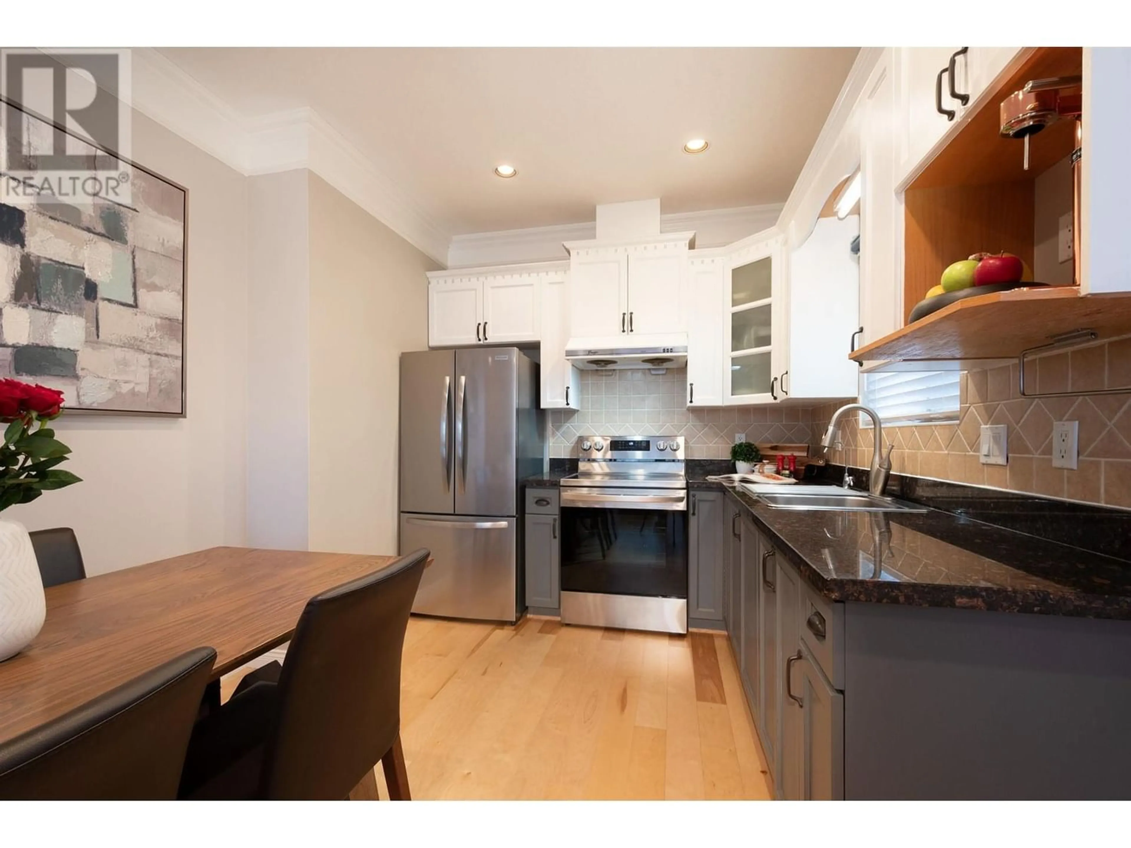 Standard kitchen for 1336 E 16TH AVENUE, Vancouver British Columbia V5T4G8