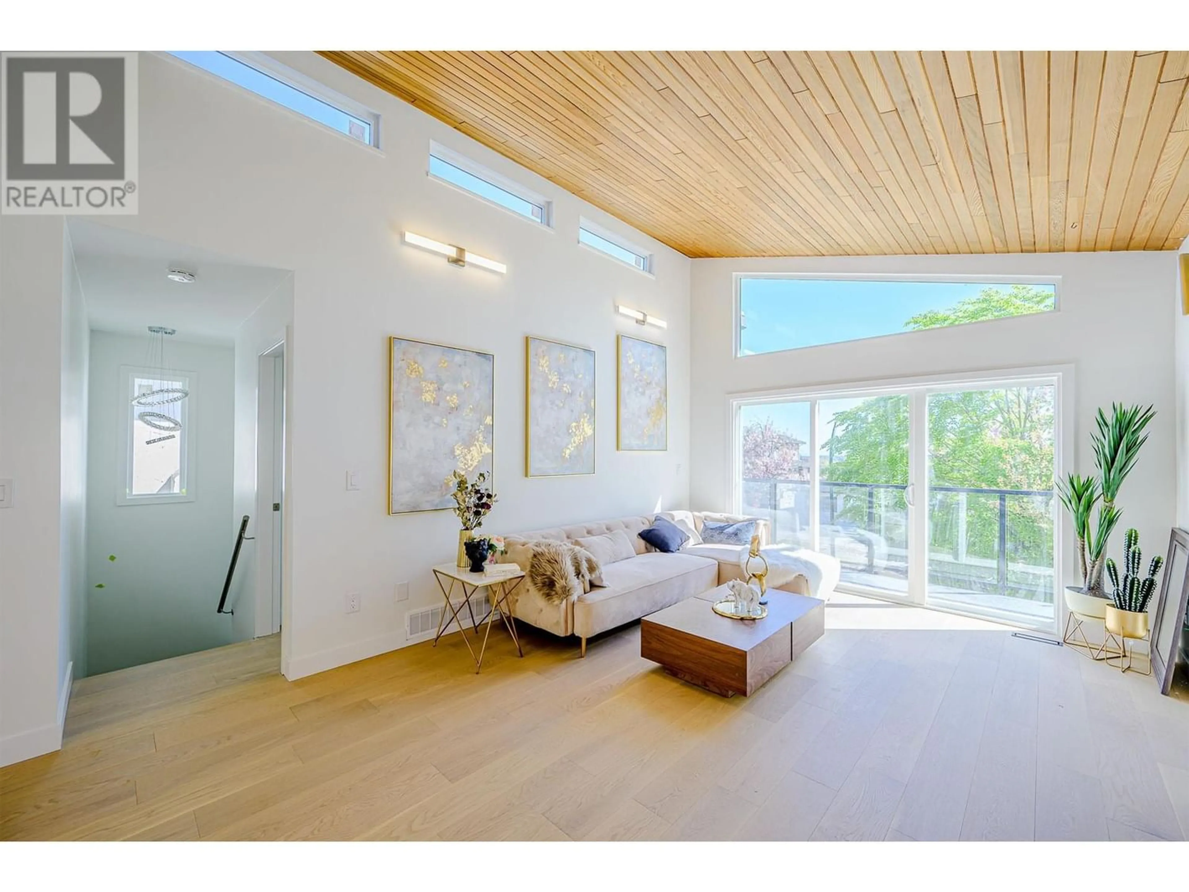 Indoor foyer for 419 E 60TH AVENUE, Vancouver British Columbia V5X2A1