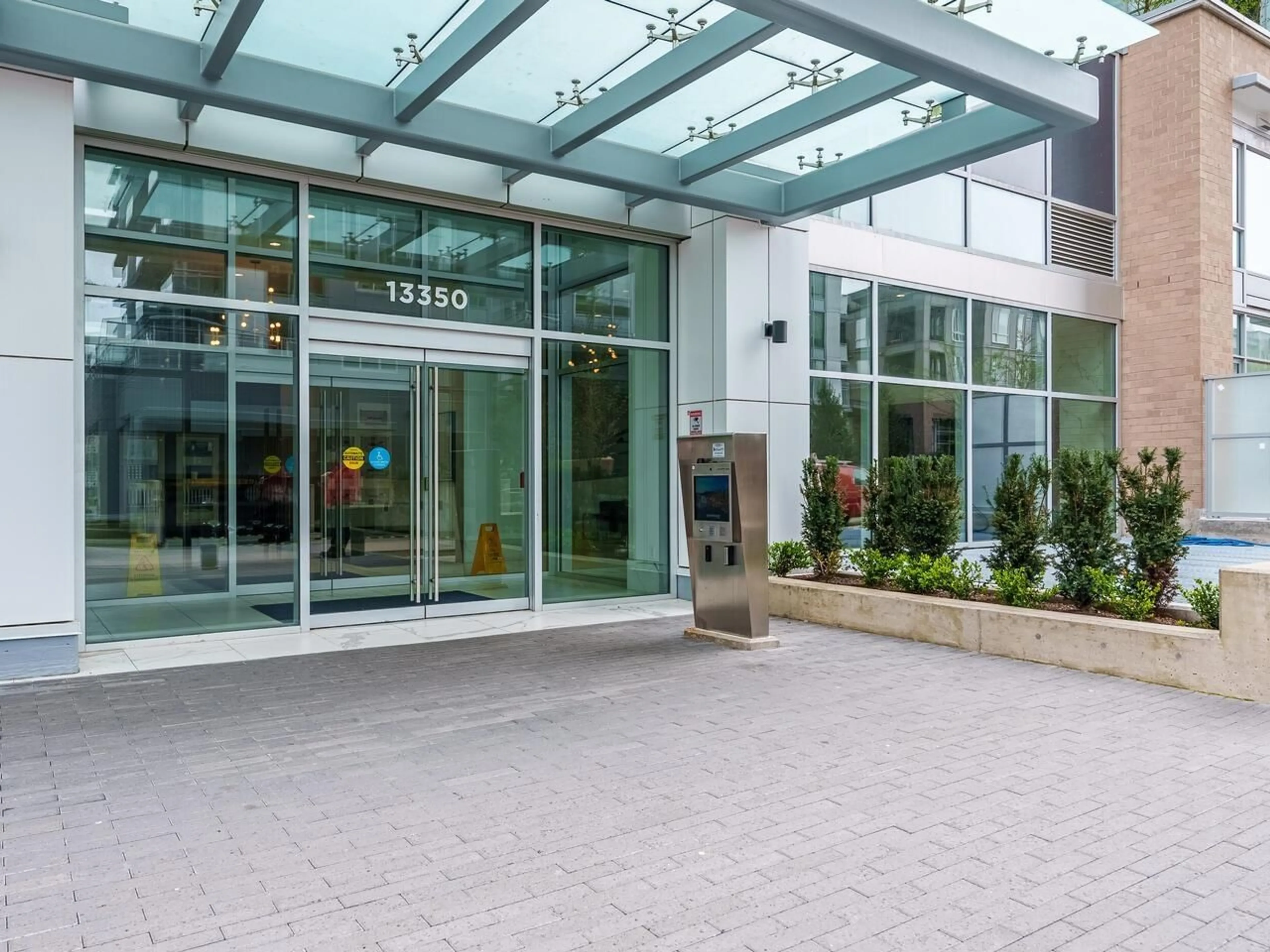 Indoor lobby for 615 13350 CENTRAL AVENUE, Surrey British Columbia V3T0S1