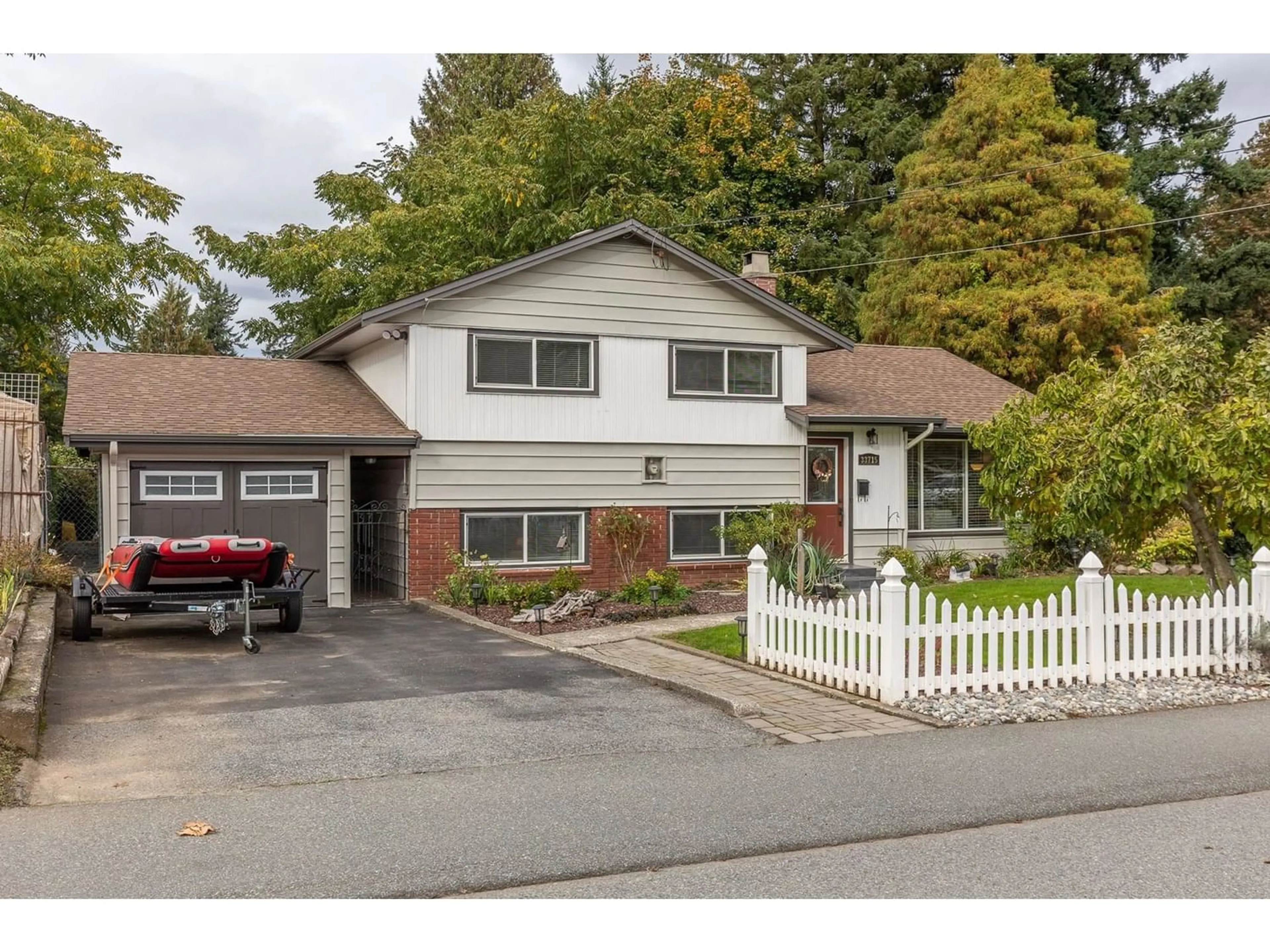 Frontside or backside of a home for 33715 MAYFAIR AVENUE, Abbotsford British Columbia V2S1P7