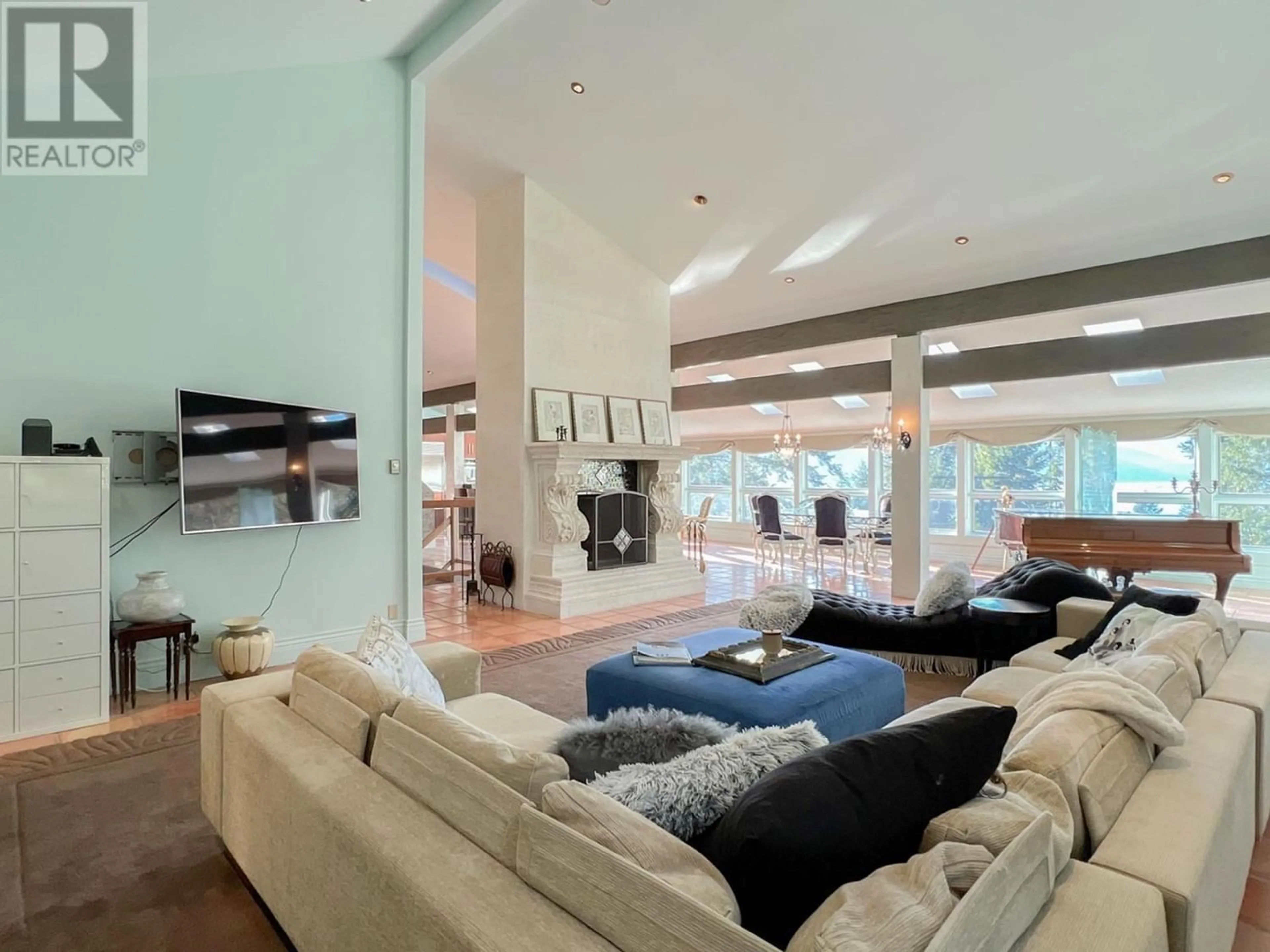 Living room for 15 OCEANVIEW ROAD, Lions Bay British Columbia V0N2E0
