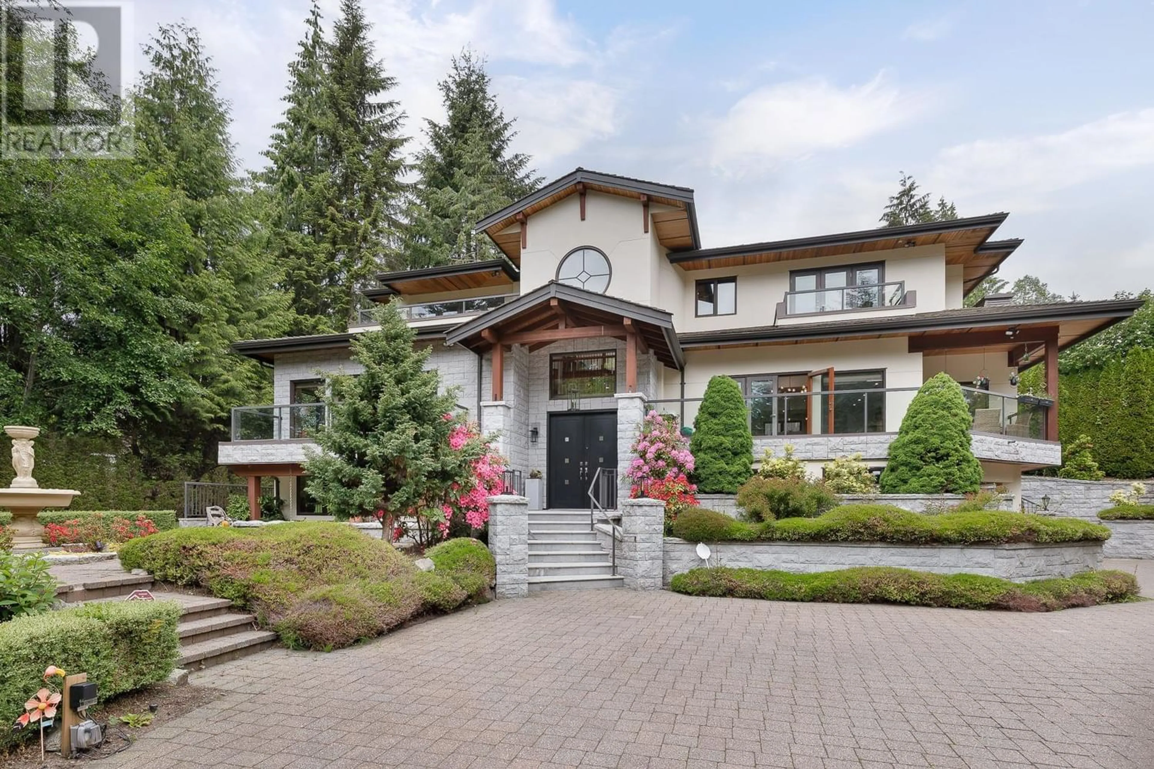 Outside view for 1080 EYREMOUNT DRIVE, West Vancouver British Columbia V7S2B5