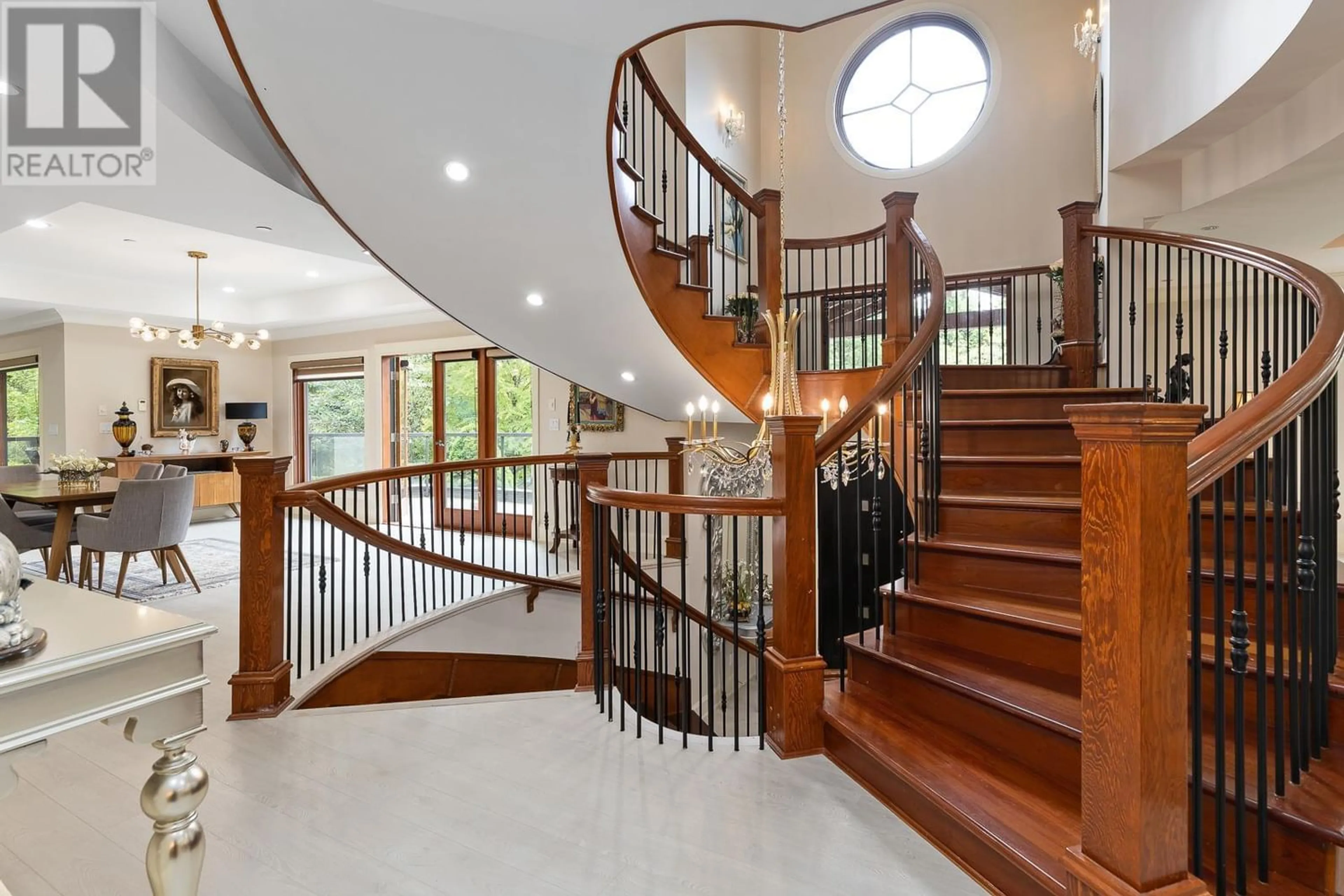 Indoor foyer for 1080 EYREMOUNT DRIVE, West Vancouver British Columbia V7S2B5