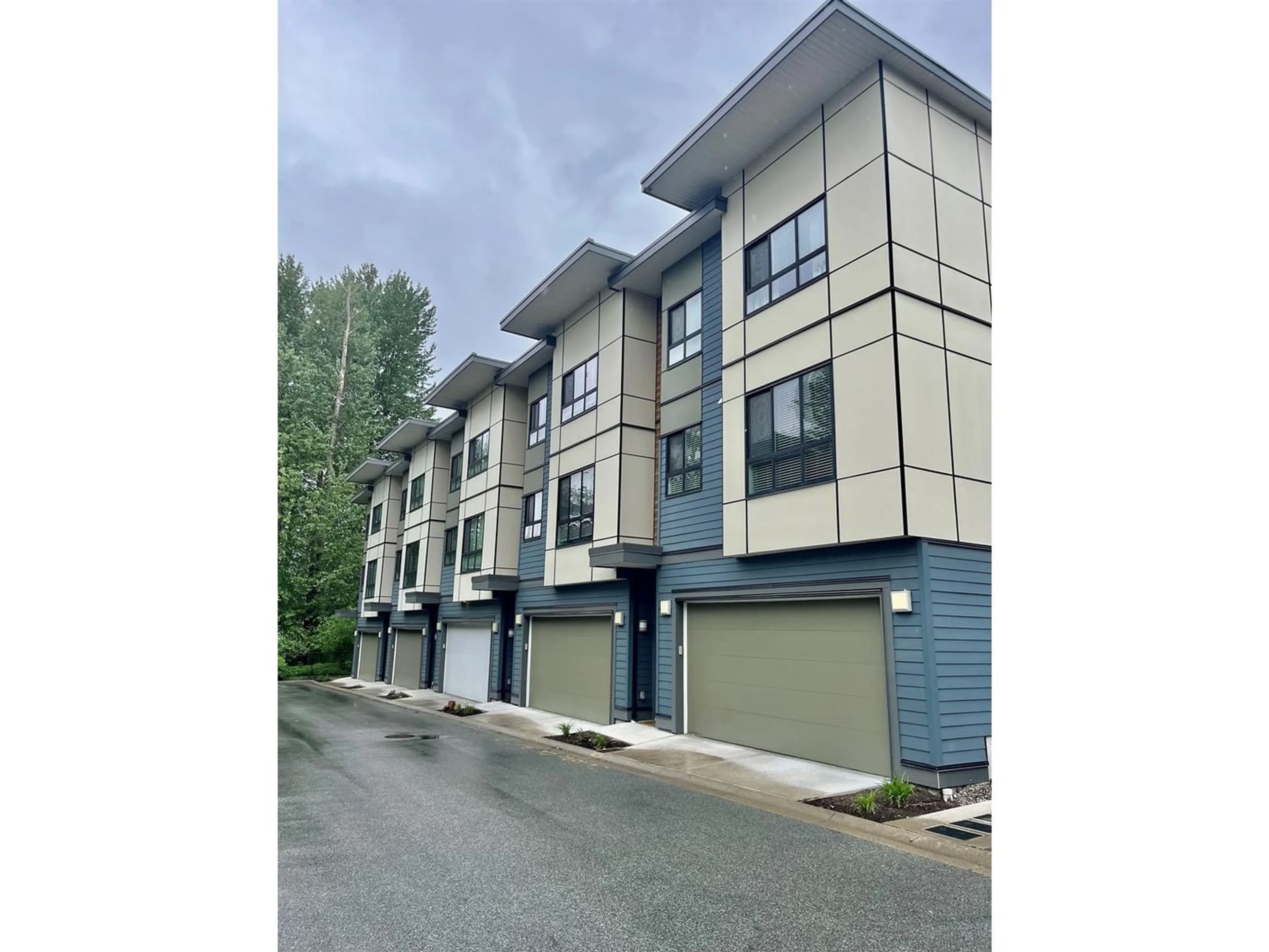 A pic from exterior of the house or condo for 20 1968 NORTH PARALLEL ROAD, Abbotsford British Columbia V3G2C6