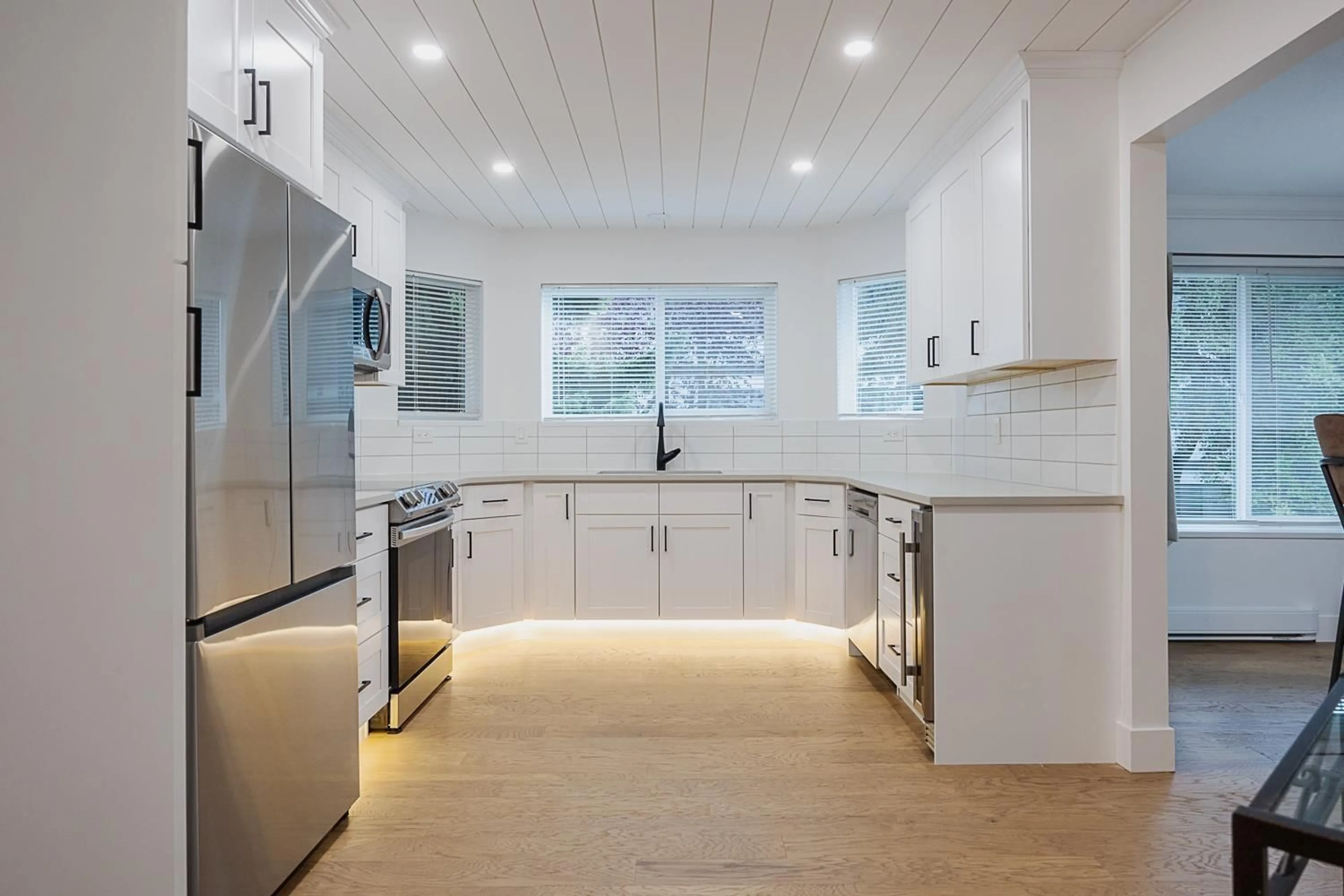 Contemporary kitchen for 103 1378 FIR STREET, White Rock British Columbia V4B4B2
