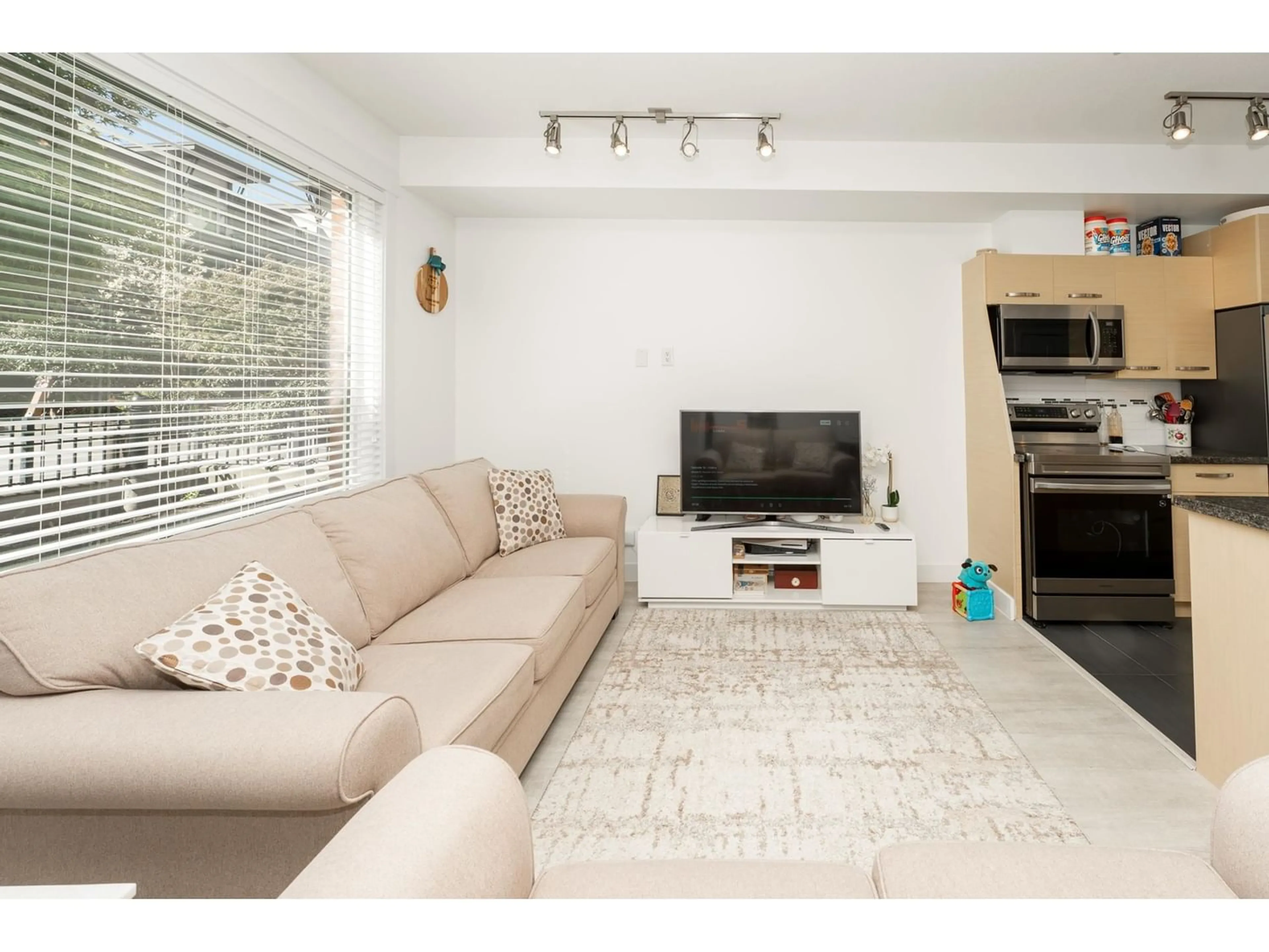 Living room for 101 33538 MARSHALL ROAD, Abbotsford British Columbia V2S0C7