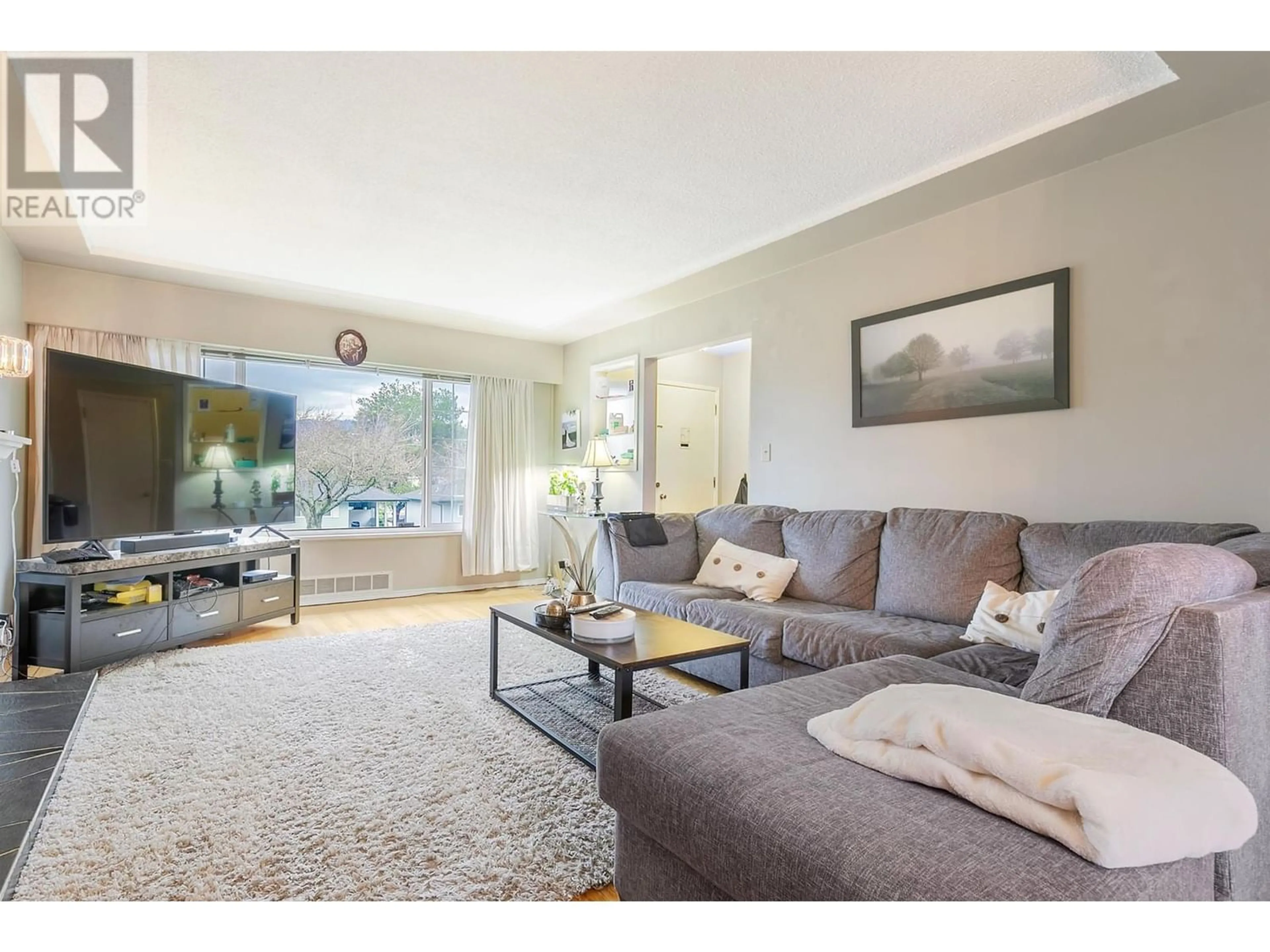 Living room for 4856 FAIRLAWN DRIVE, Burnaby British Columbia V5C3R8