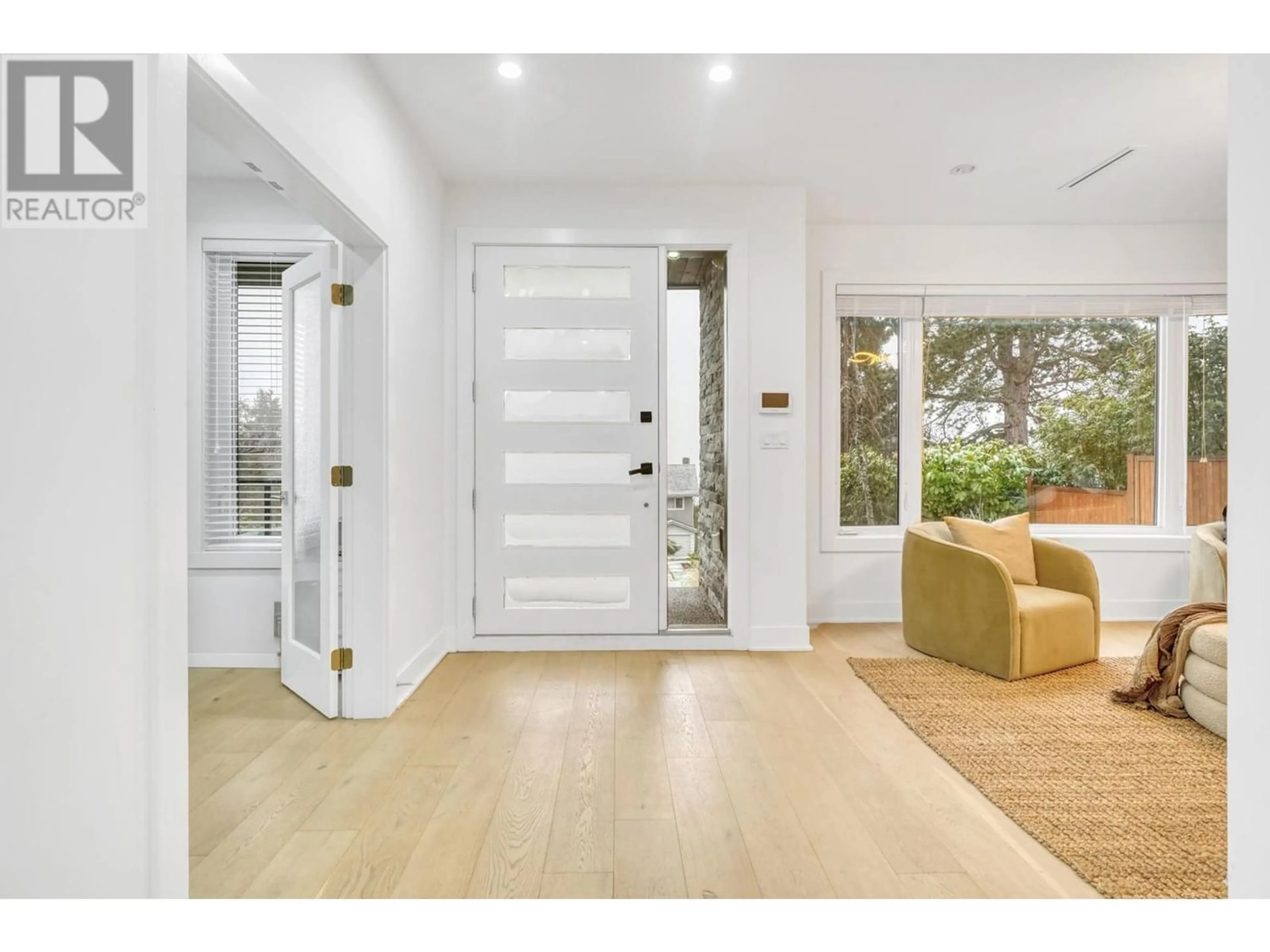 Indoor entryway for 1090 ADDERLEY STREET, North Vancouver British Columbia V7L1T3