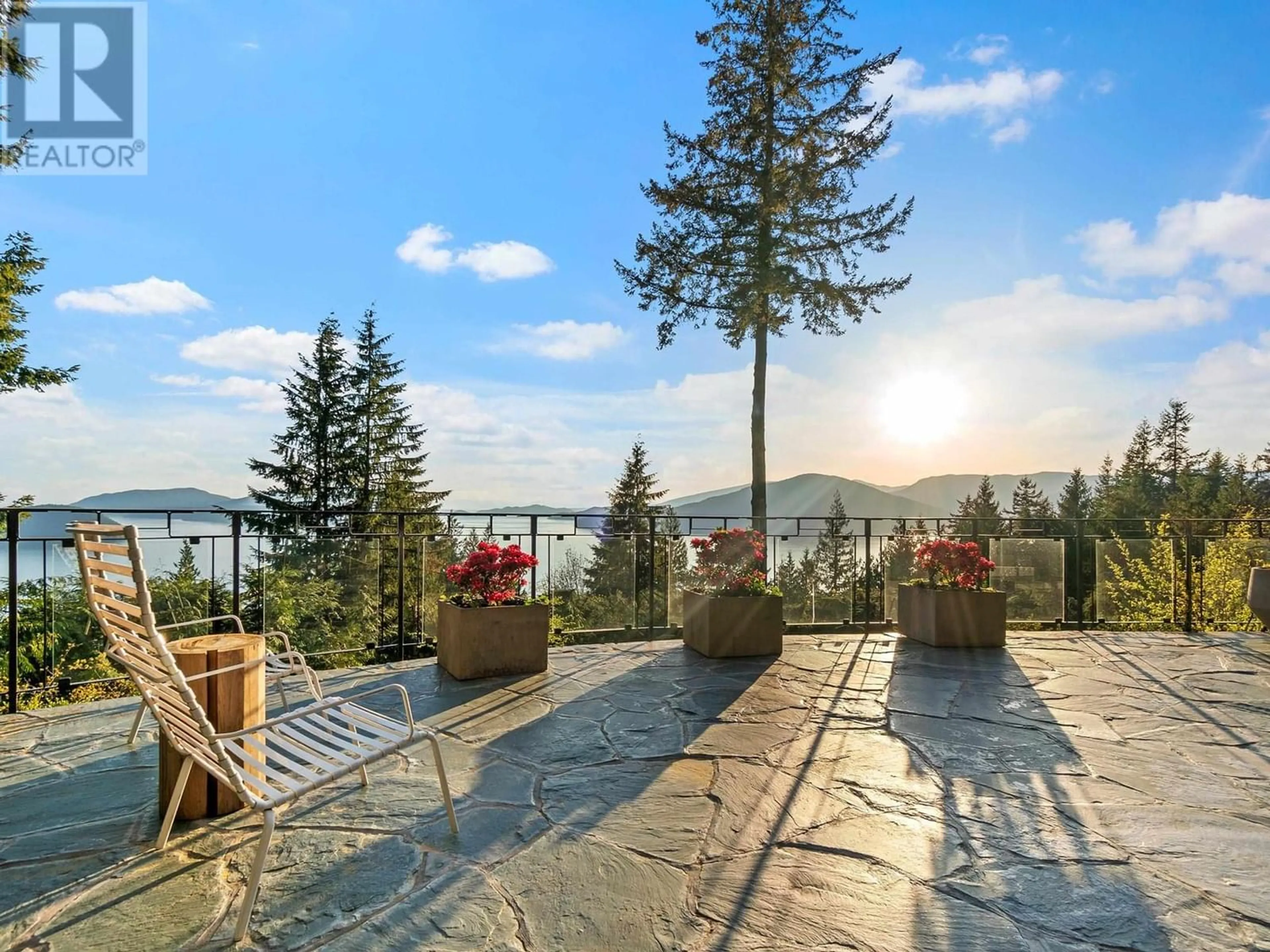 Patio for 168 SUNSET DRIVE, Lions Bay British Columbia V0N2E0