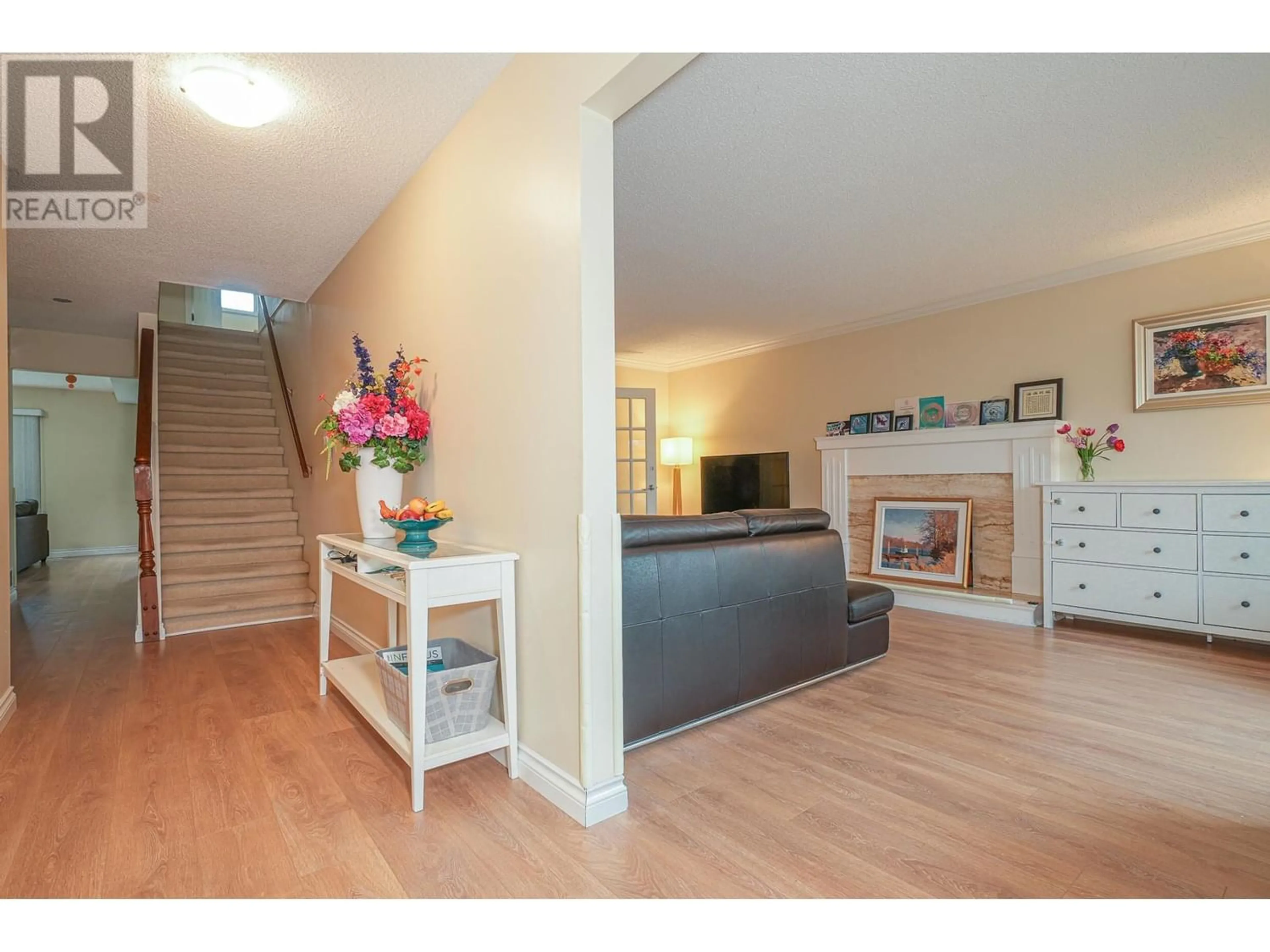 Living room for 9468 ROMANIUK PLACE, Richmond British Columbia V7E5G8