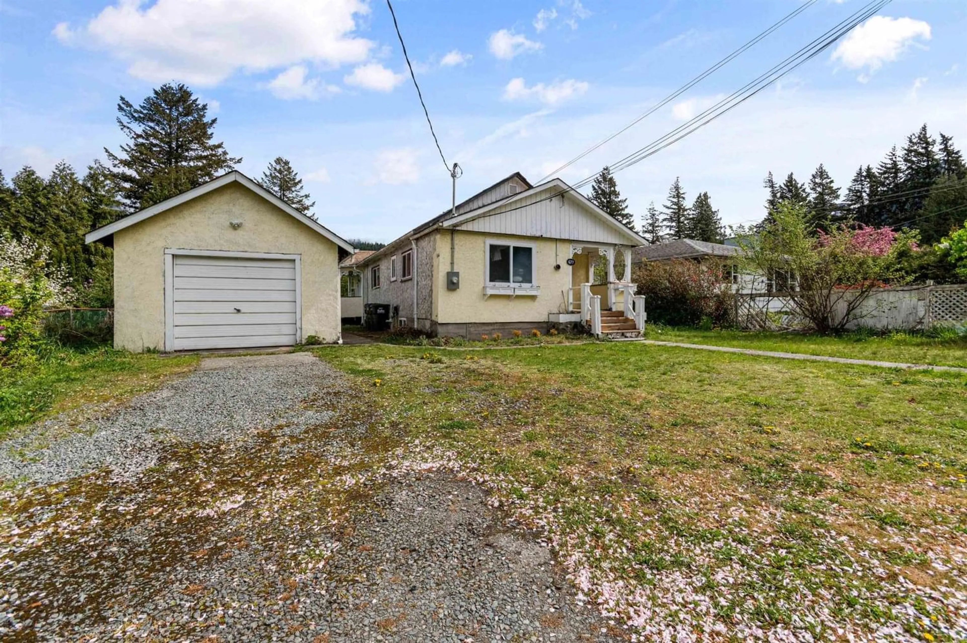 Cottage for 677 5TH AVENUE, Hope British Columbia V0X1L0