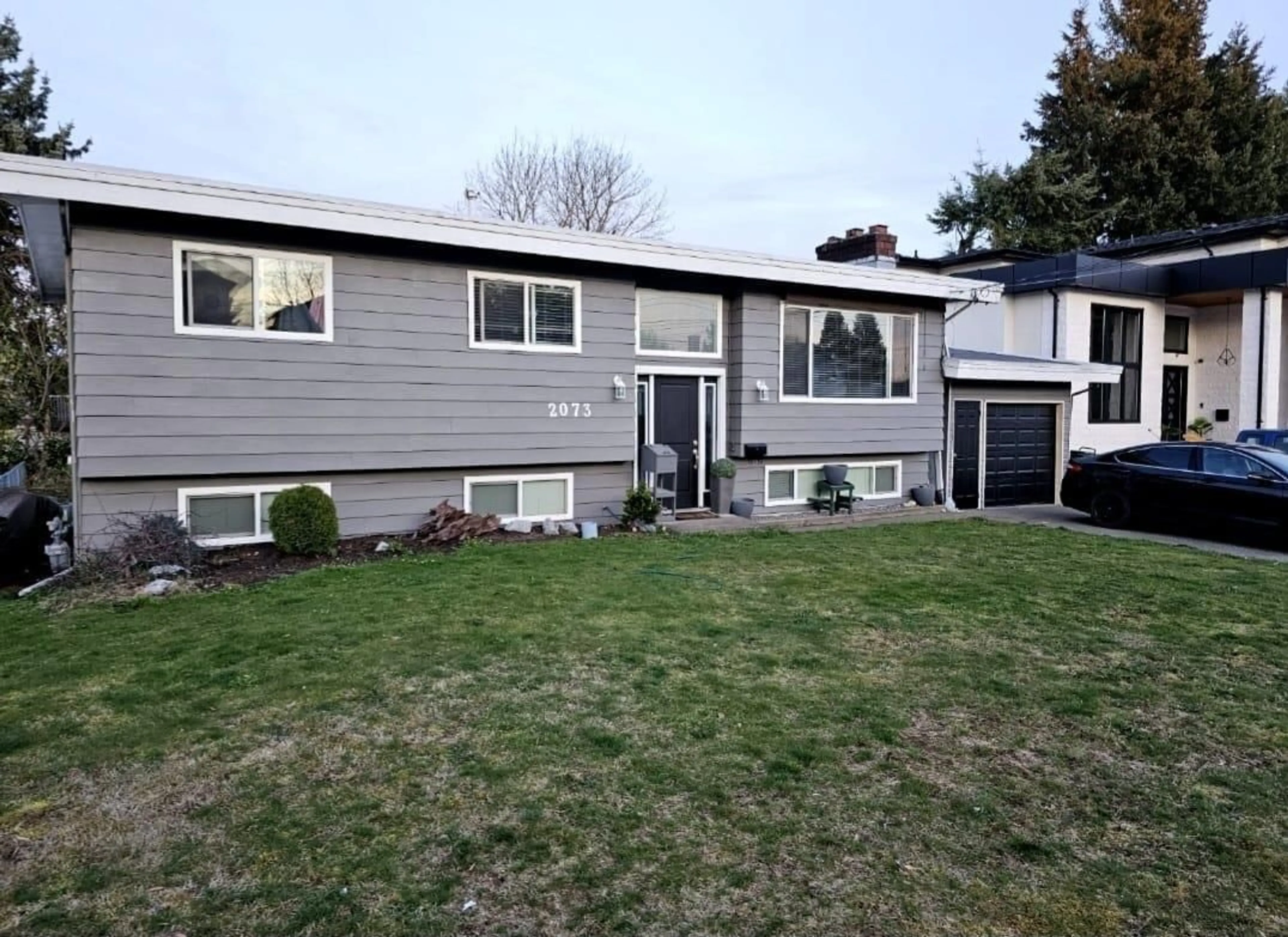 Frontside or backside of a home for 2073 MAJESTIC CRESCENT, Abbotsford British Columbia V2T3E9
