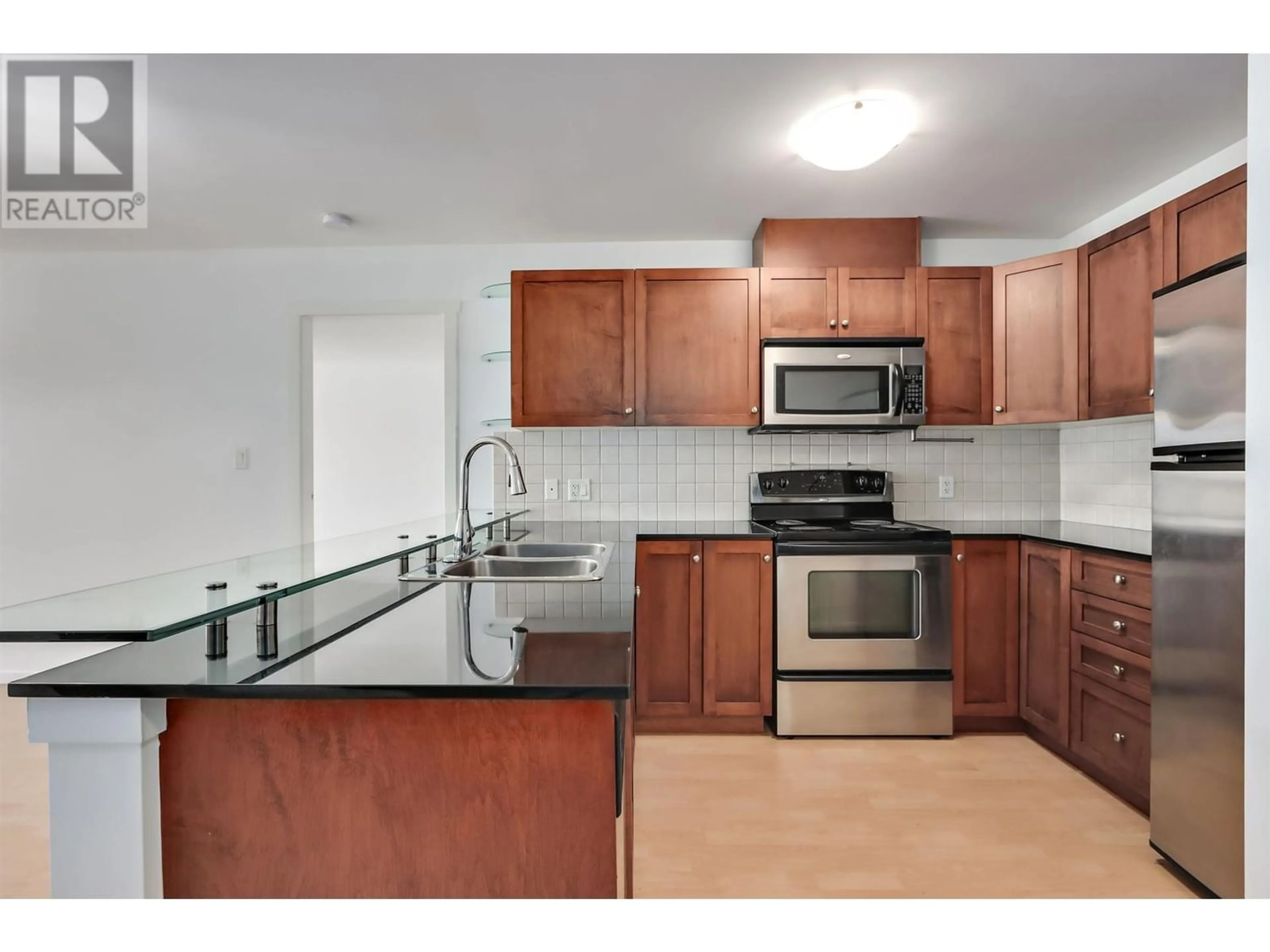 Standard kitchen for 611 415 E COLUMBIA STREET, New Westminster British Columbia V3L0B4