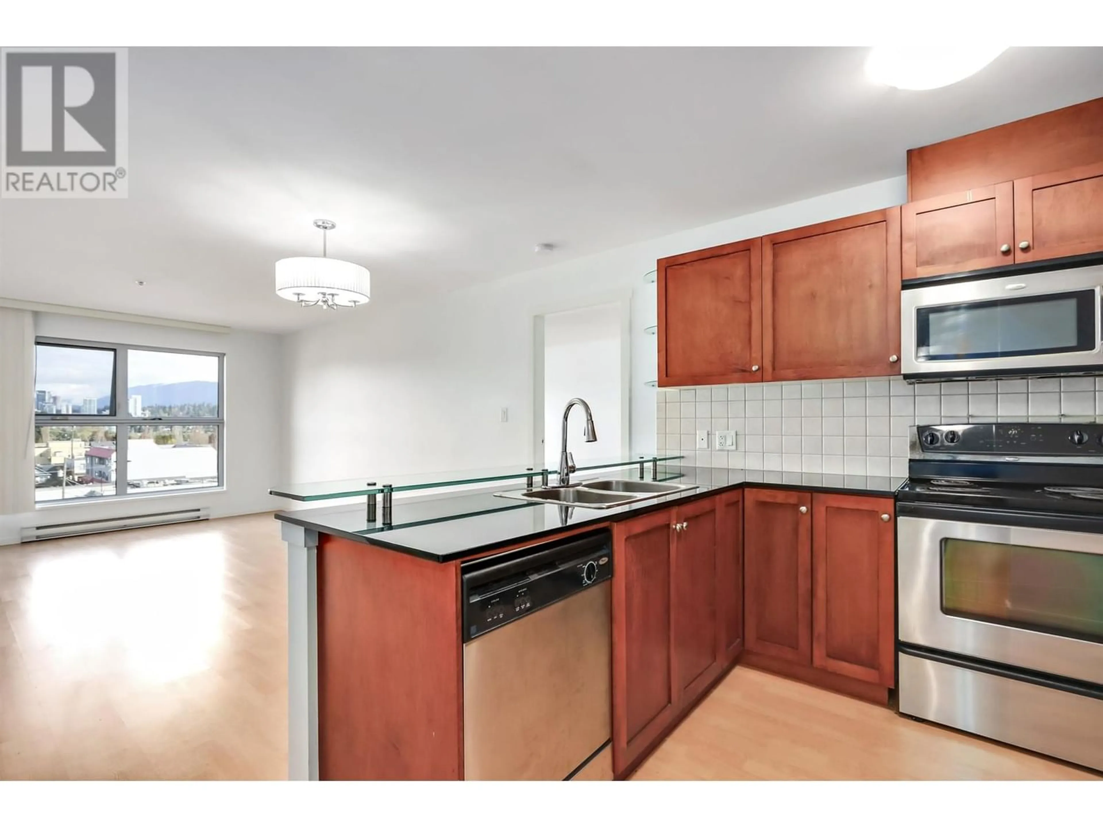 Standard kitchen for 611 415 E COLUMBIA STREET, New Westminster British Columbia V3L0B4