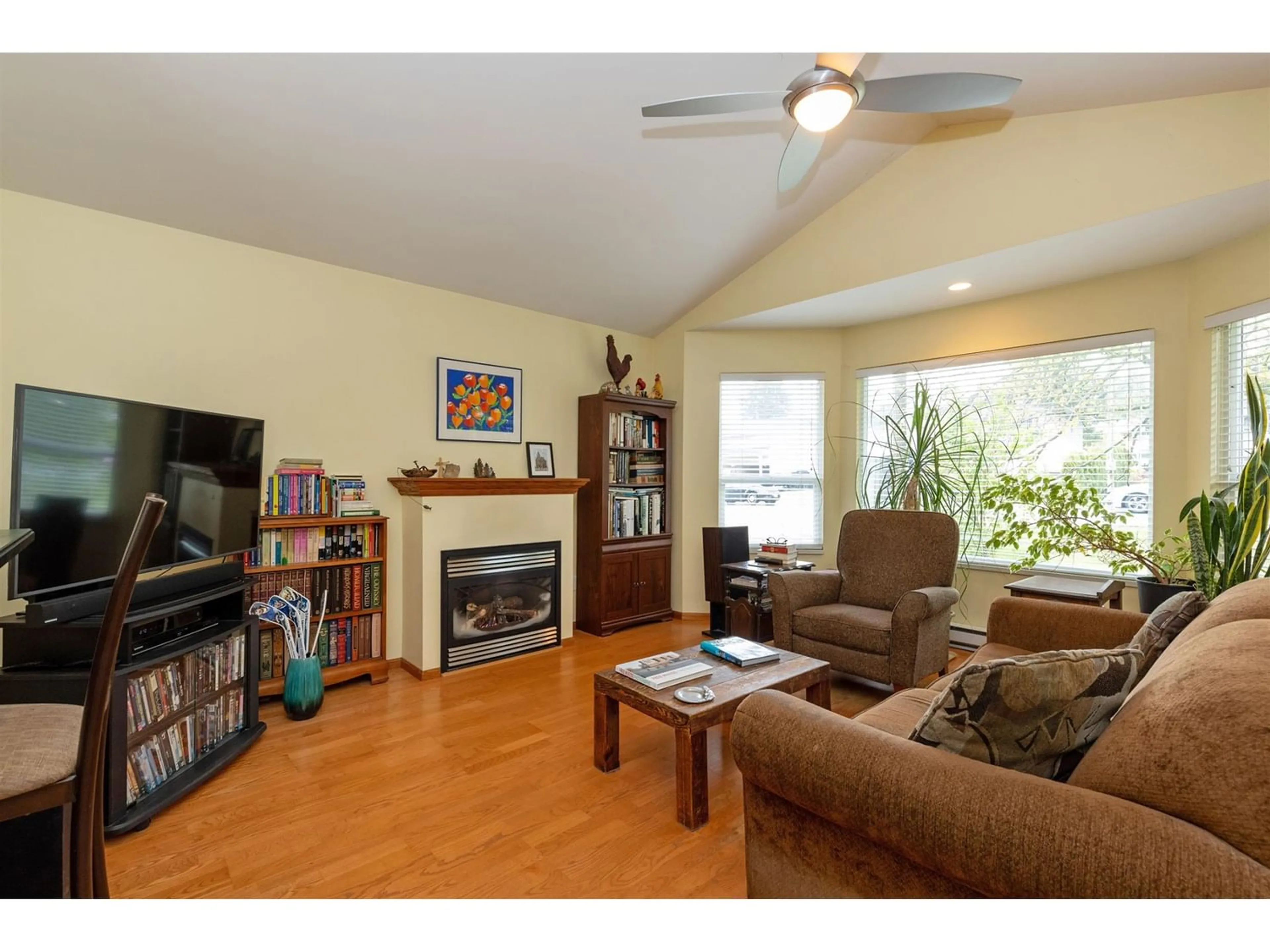 Living room for 1560 160A STREET, Surrey British Columbia V4A4X6