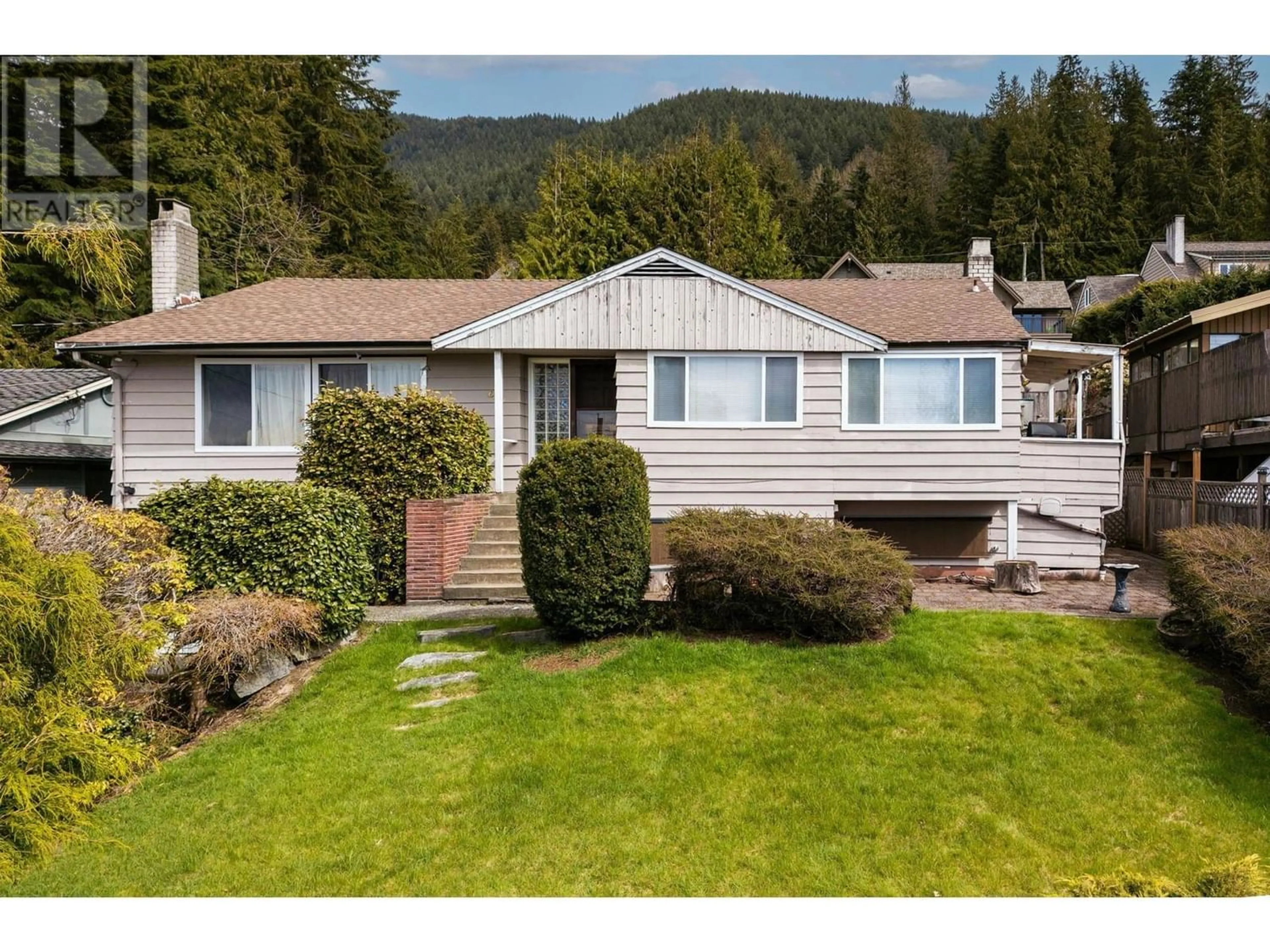 Frontside or backside of a home for 690 BLUERIDGE AVENUE, North Vancouver British Columbia V7R2J3