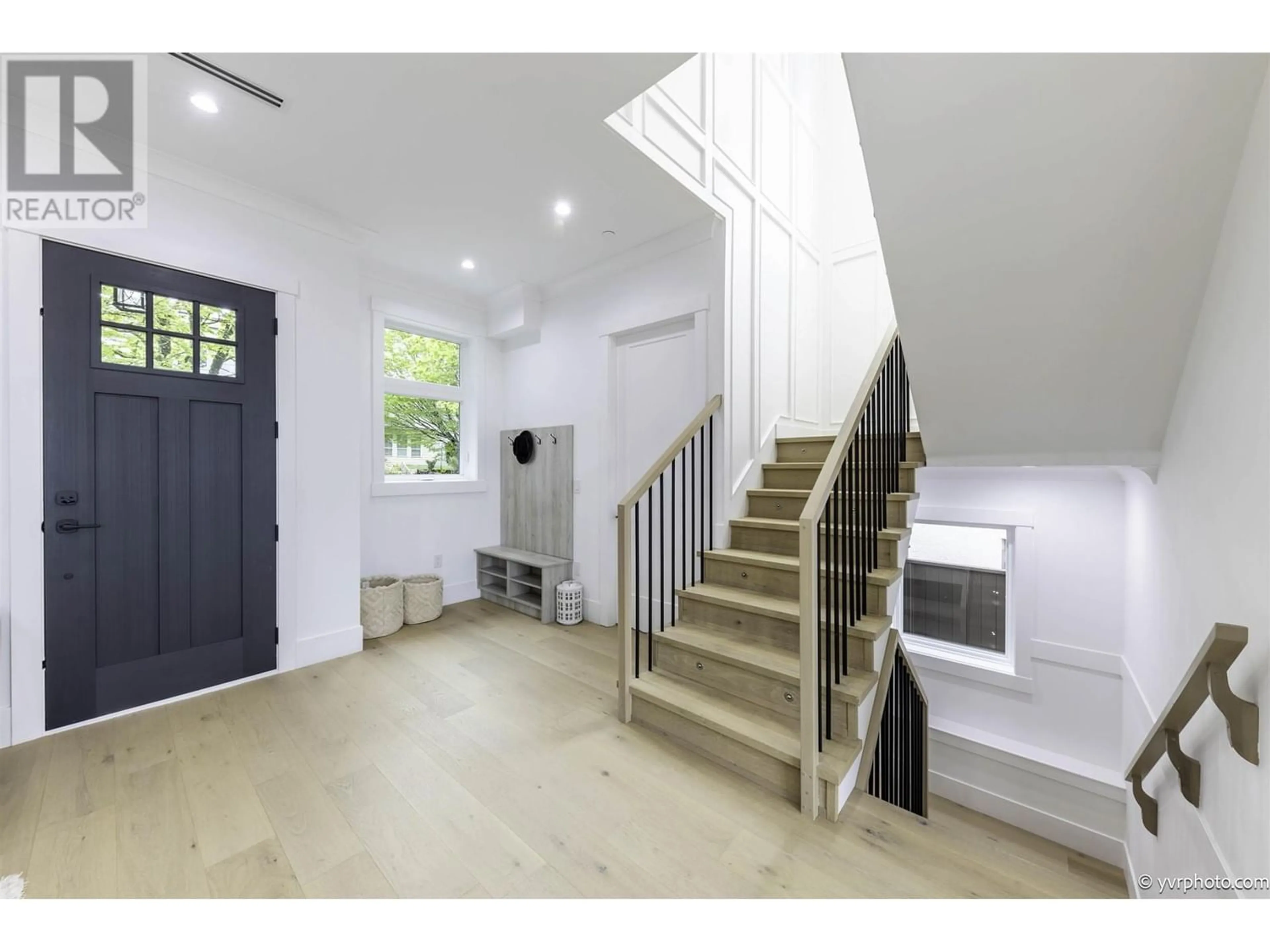 Indoor foyer for 4990 SHERBROOKE STREET, Vancouver British Columbia V5W3M2