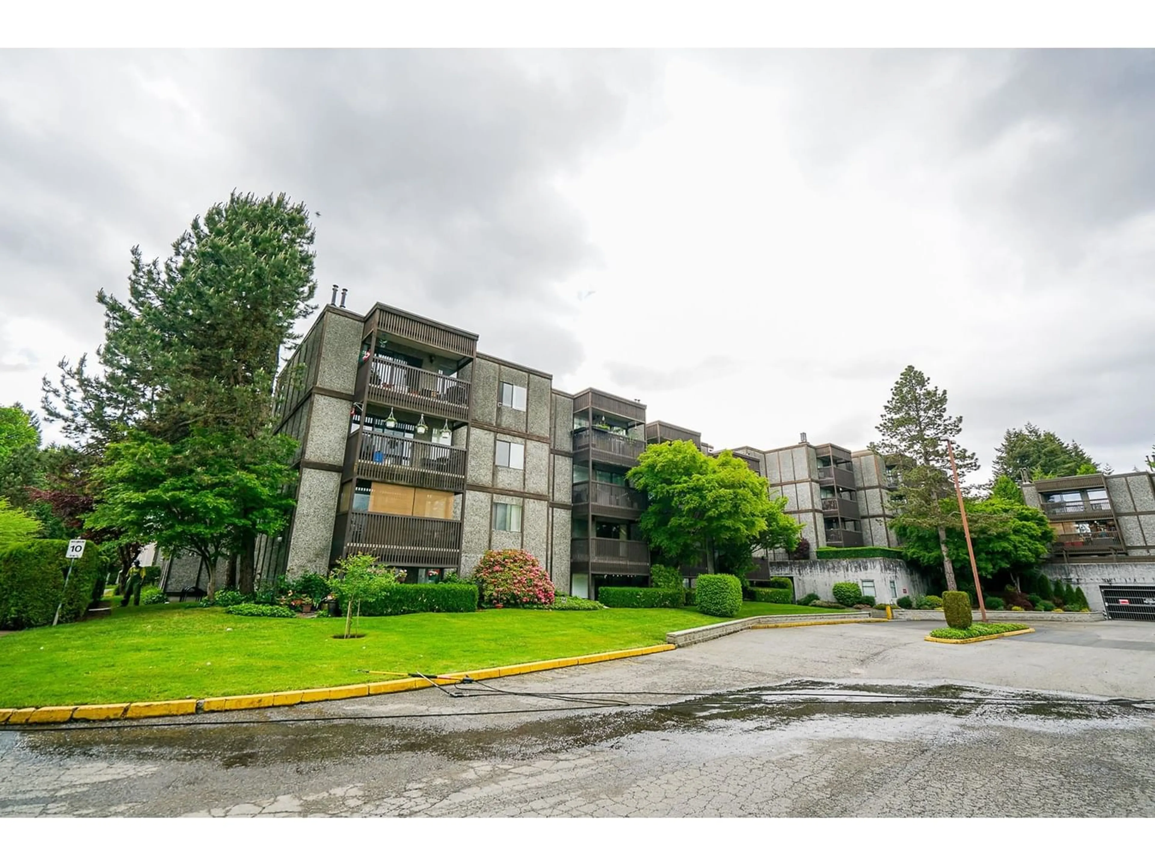 A pic from exterior of the house or condo for 413 13501 96 AVENUE, Surrey British Columbia V3V7L9