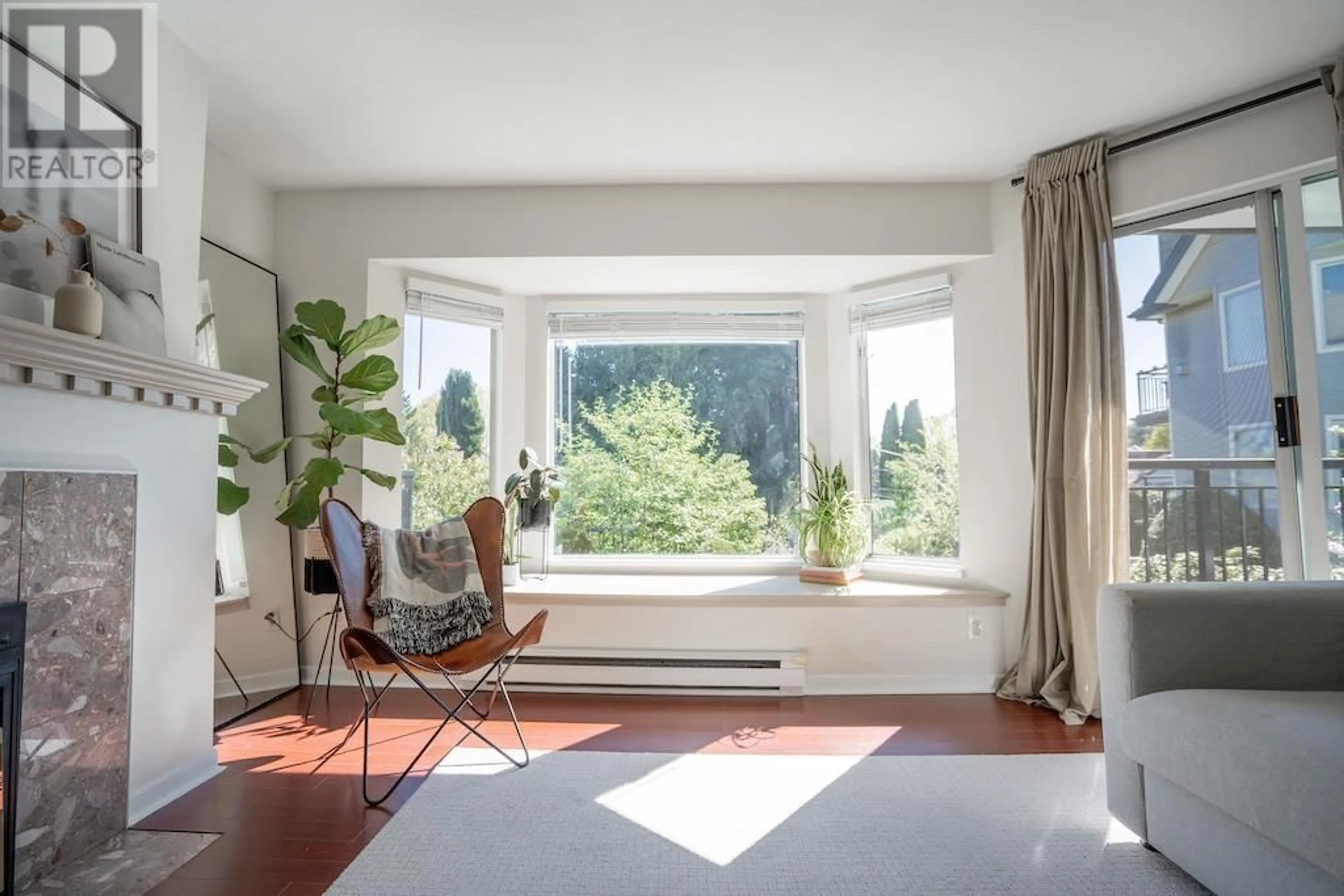 Living room for 216 3770 MANOR STREET, Burnaby British Columbia V5G4T5
