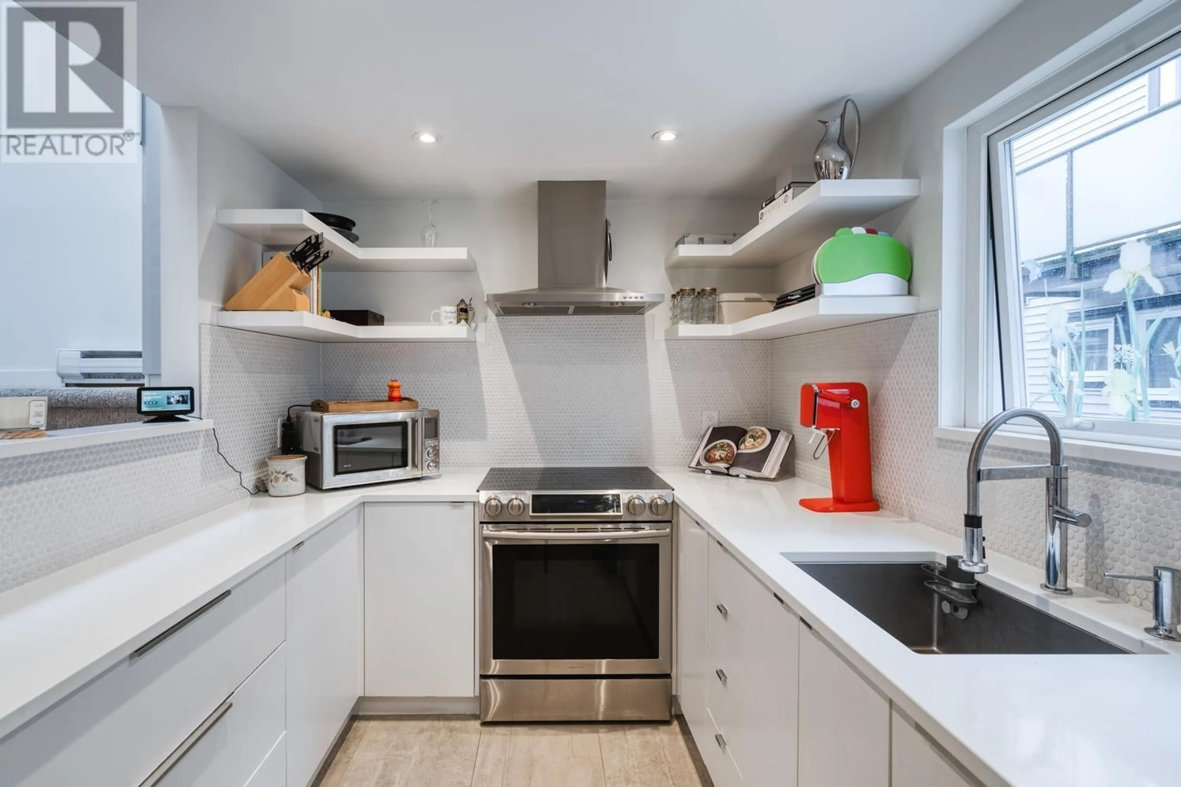 Contemporary kitchen for 3 888 W 16TH AVENUE, Vancouver British Columbia V5Z1T1