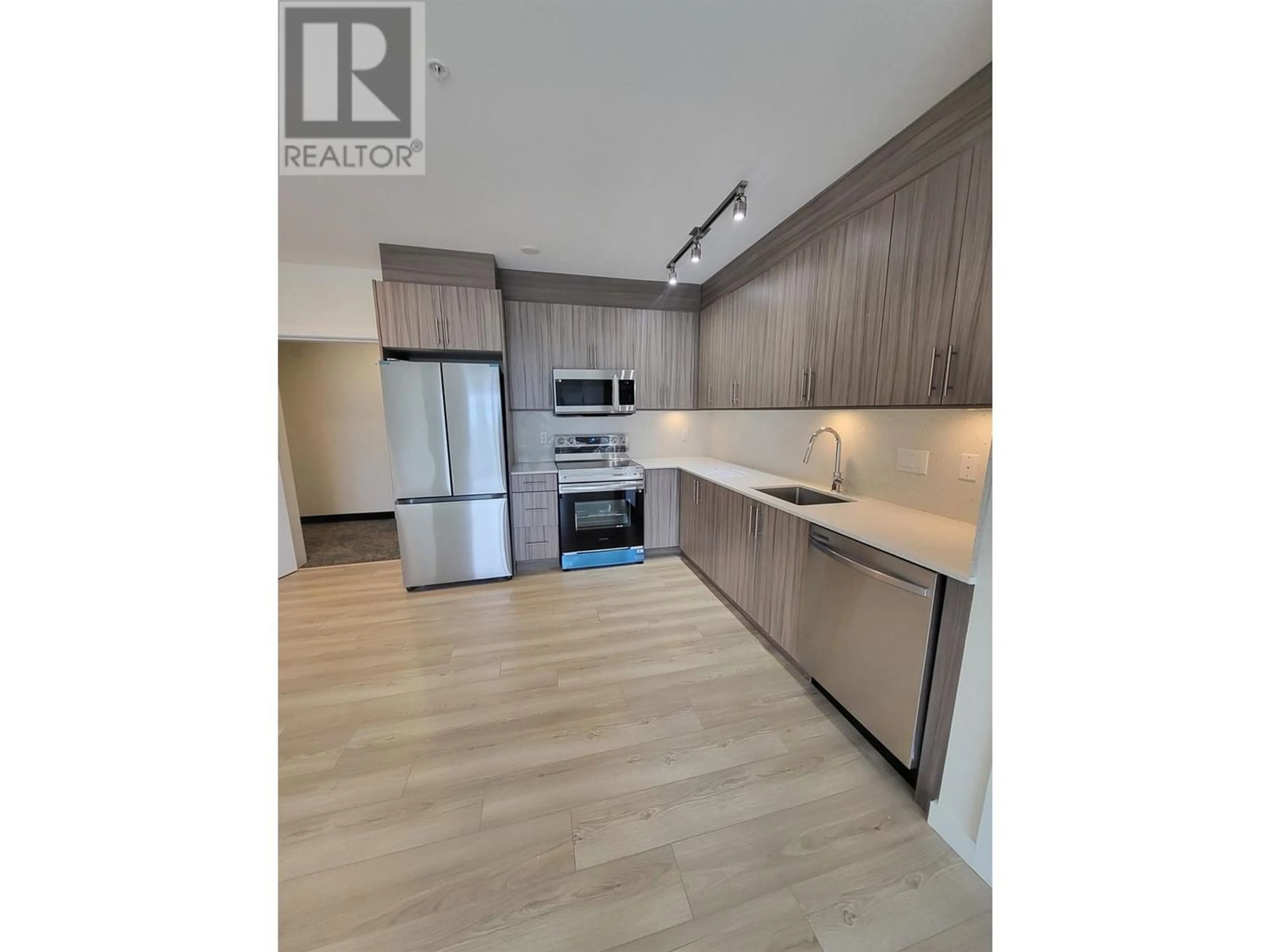 Standard kitchen for 106 232 SIXTH STREET, New Westminster British Columbia V3L3A4