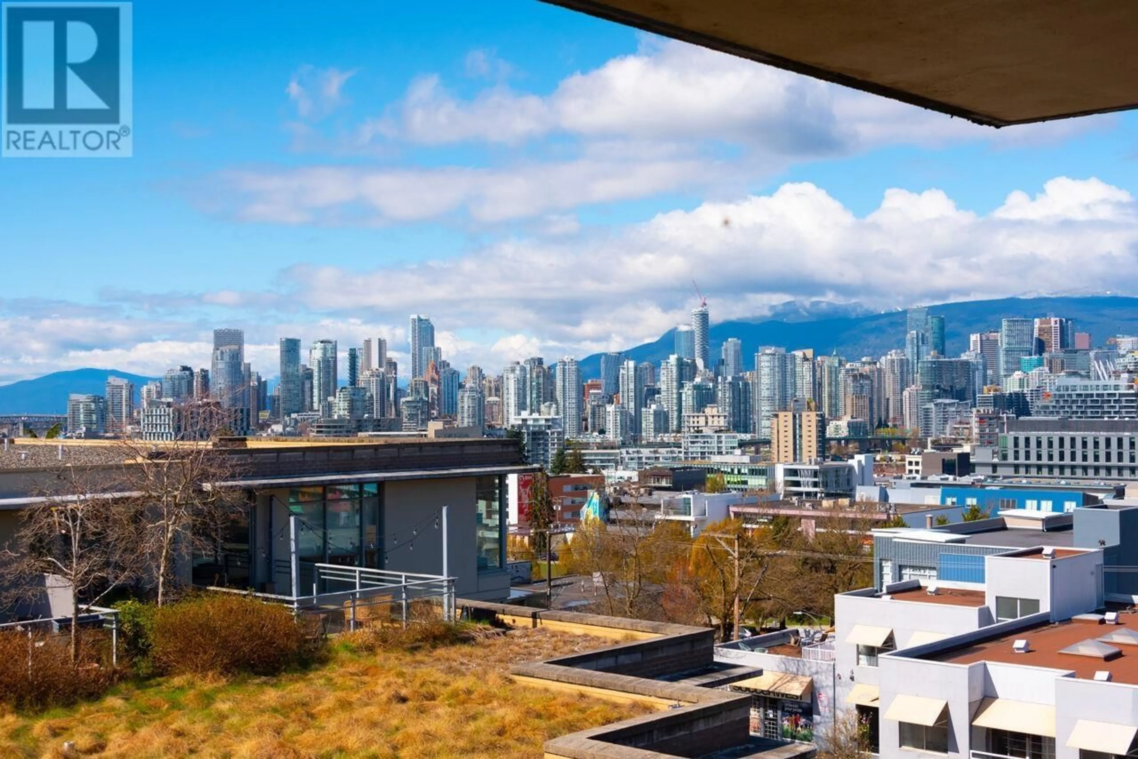 Living room for 407 2515 ONTARIO STREET, Vancouver British Columbia V5T4V4