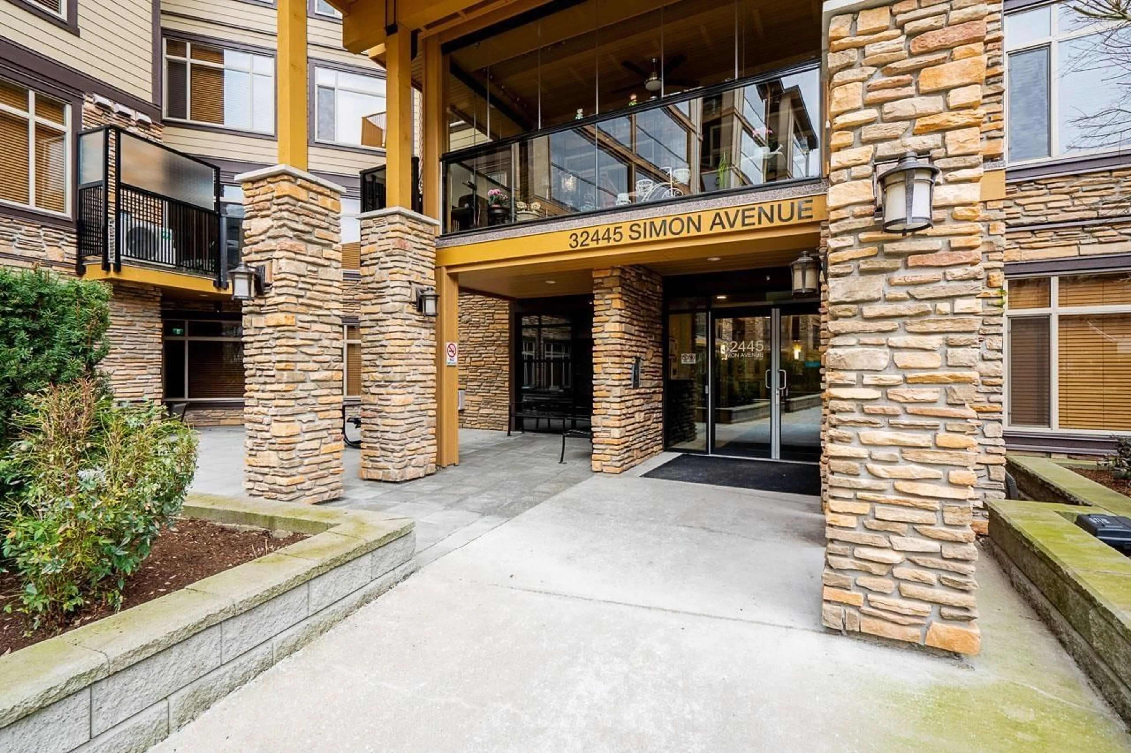 Indoor lobby for 320 32445 SIMON AVENUE, Abbotsford British Columbia V2T0G7