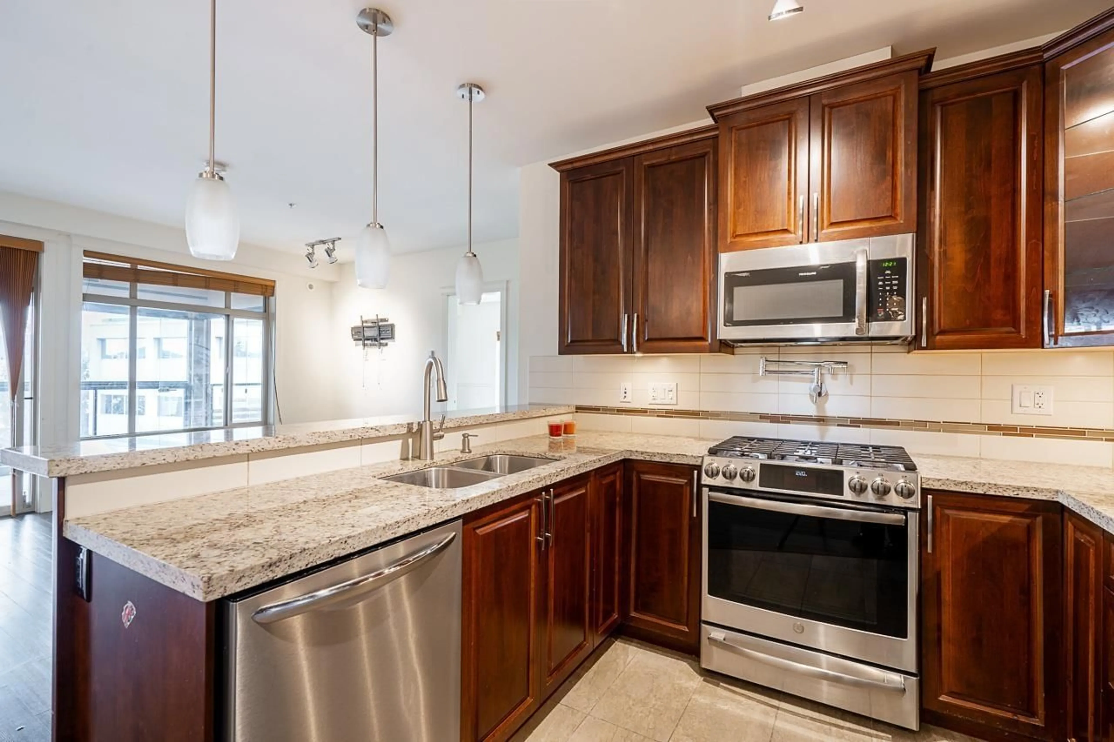 Standard kitchen for 320 32445 SIMON AVENUE, Abbotsford British Columbia V2T0G7