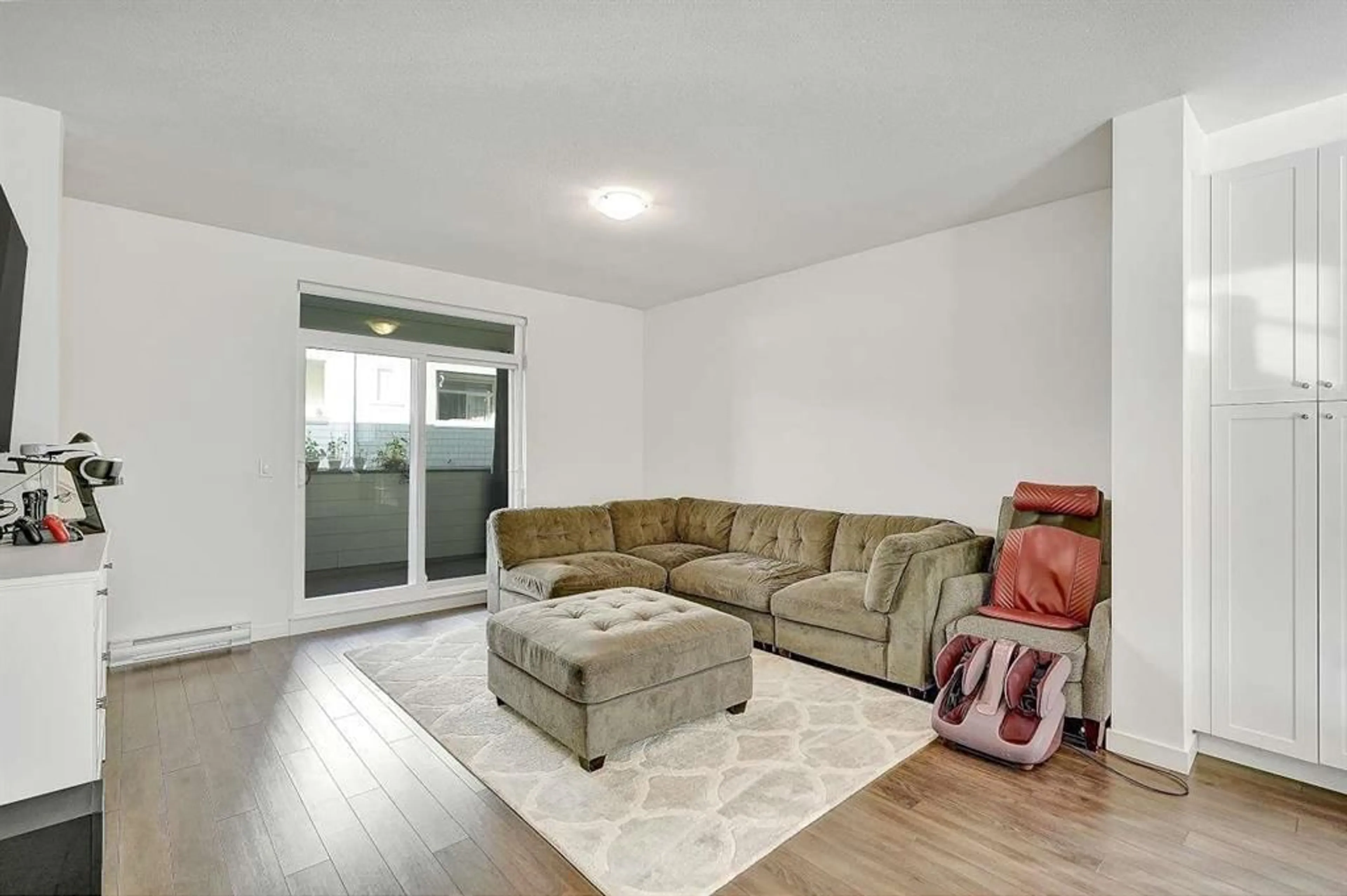 Living room for 34 15487 99A AVENUE, Surrey British Columbia V3R0G9