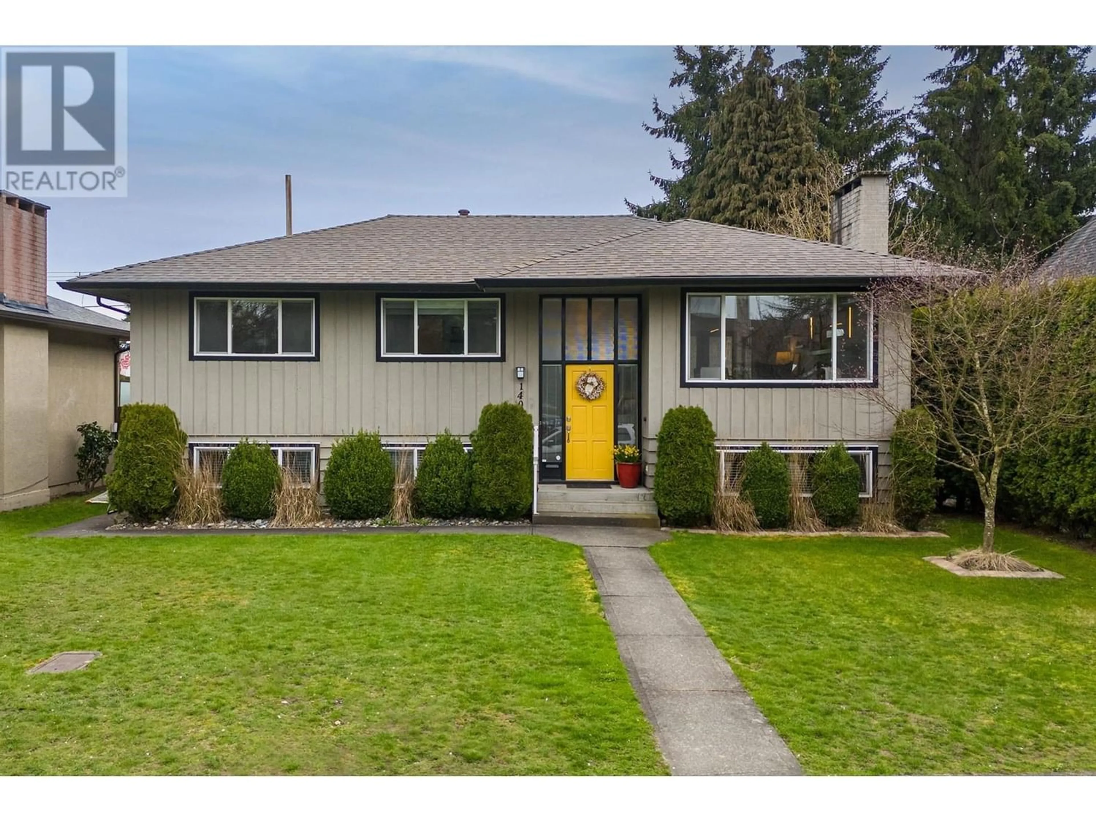 Frontside or backside of a home for 140 HARVEY STREET, New Westminster British Columbia V3L4G2