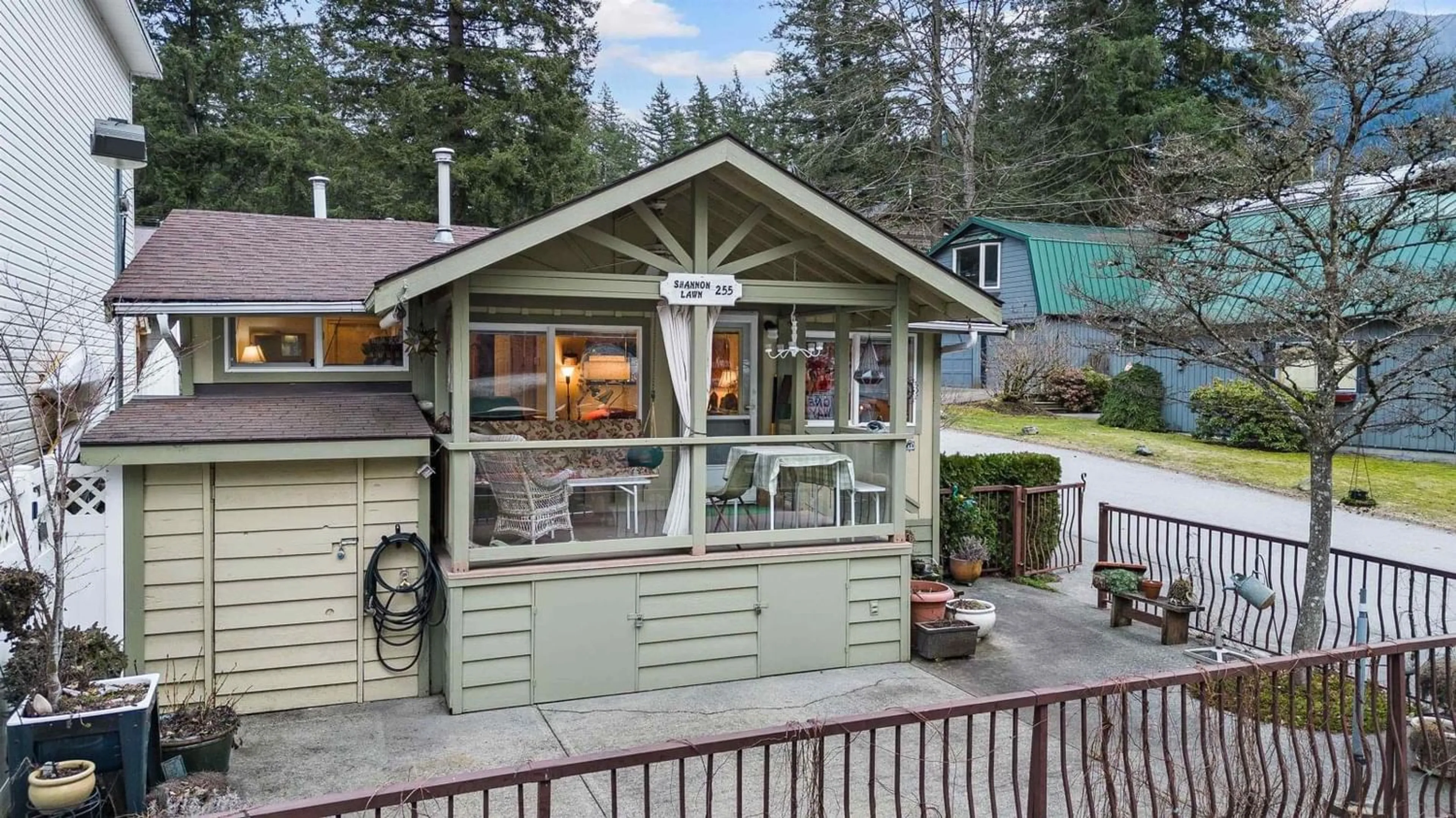 Cottage for 255 FIRST AVENUE, Cultus Lake British Columbia V2R4Z2