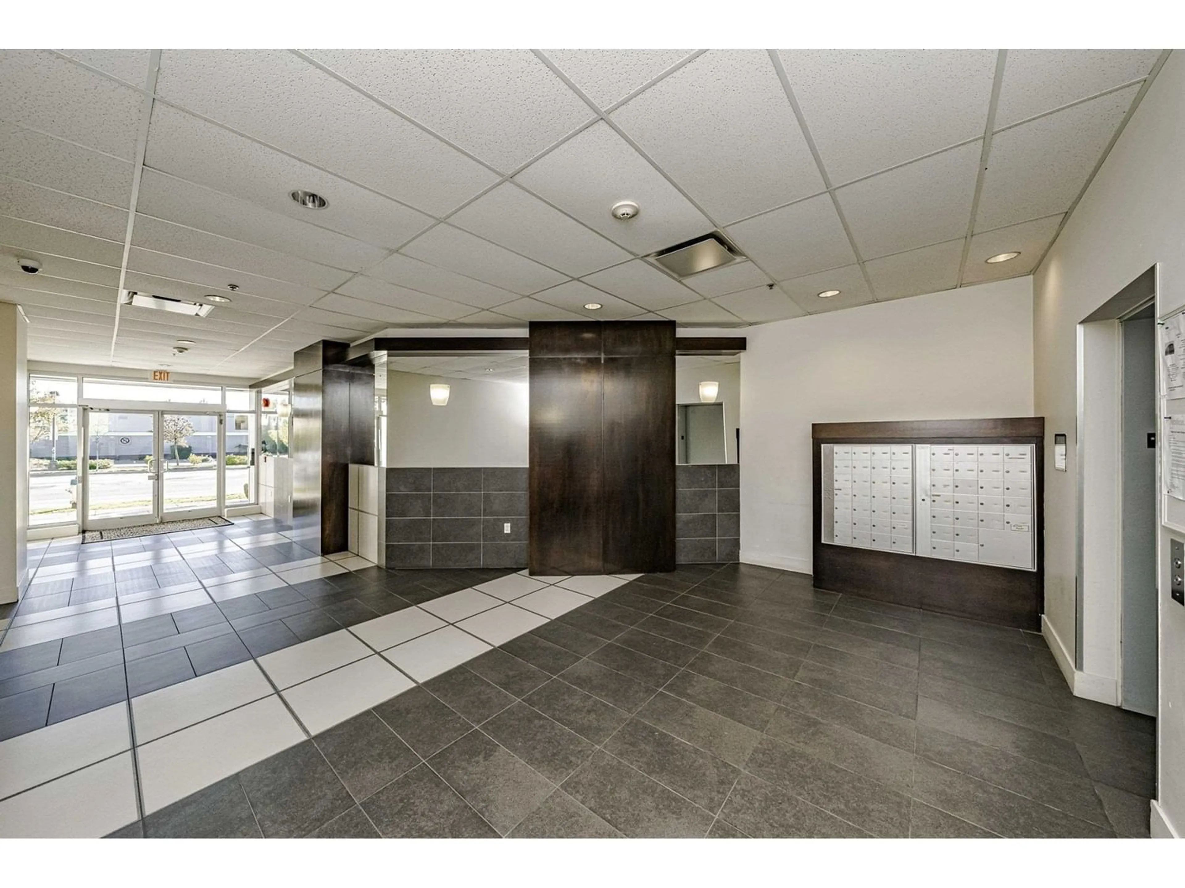 Indoor foyer for 311 7445 120 STREET, Delta British Columbia V4C0B3